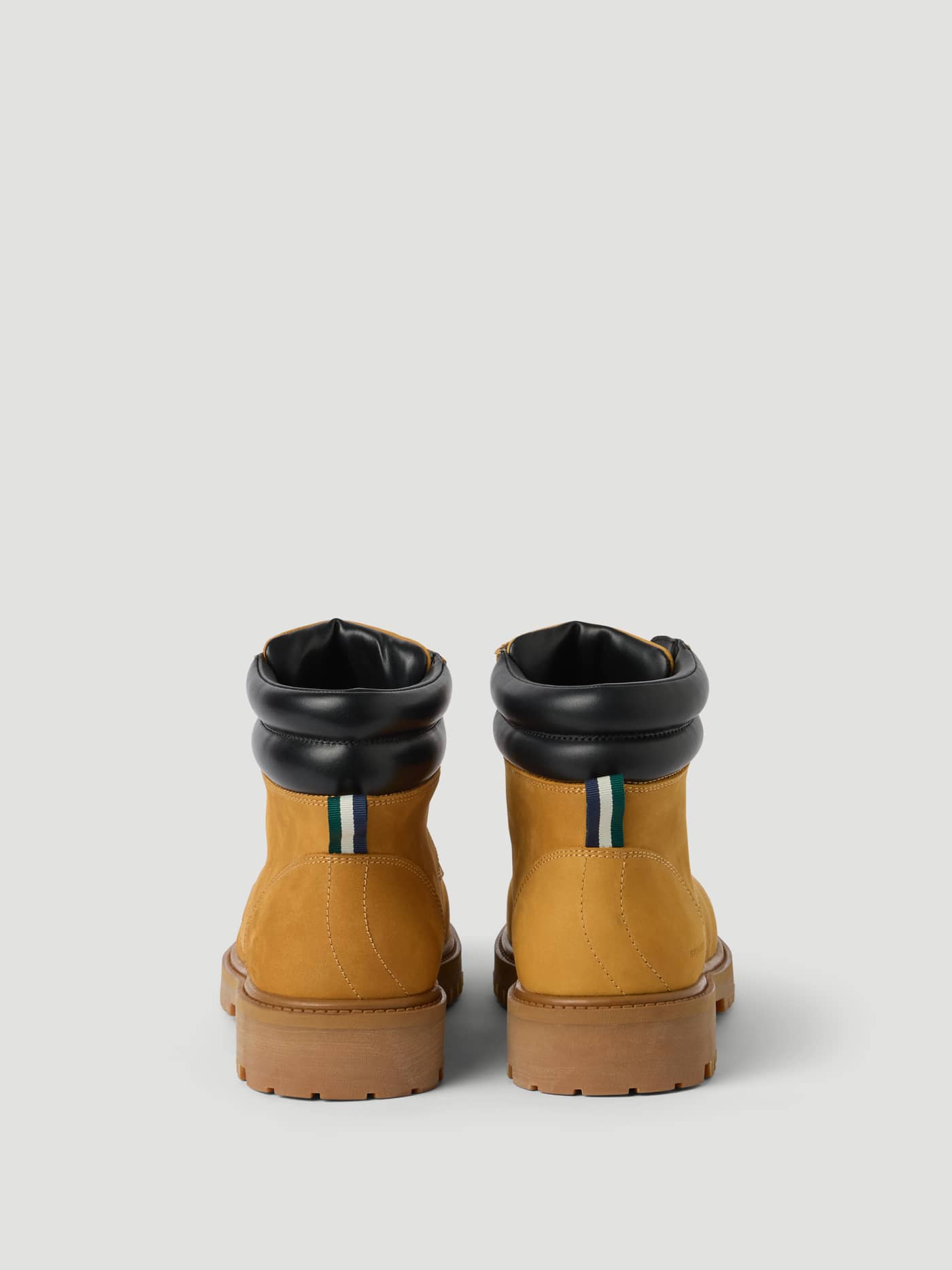 Men's Ridge Boots i beige okselæder set bagfra med en stilfuld pasform og funktionel vatteret ankelkant. - Image 2
