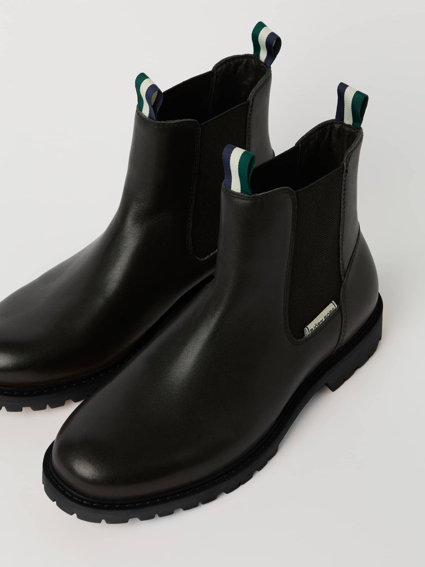 Men's Chelsea Boots noires 100 % cuir de vache avec languettes rayées et logo blanc offrant style et fonctionnalité. - Image 2
