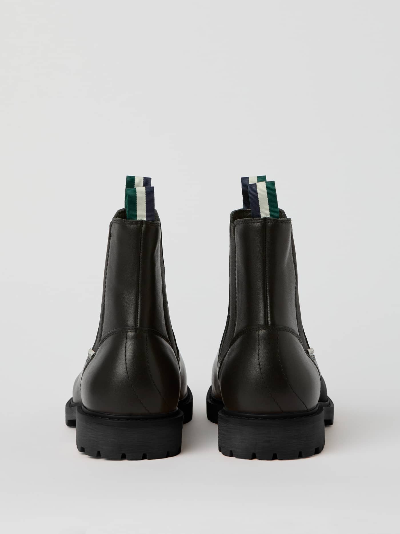 Vue arrière des Men's Chelsea Boots en cuir noir avec tirettes rayées pour un style décontracté raffiné. - Image 3