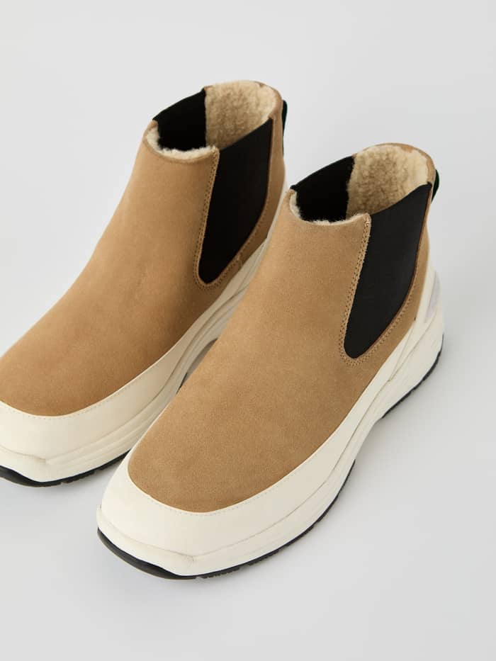 Men's Chelsea Tech Boots i Beige ko-ruskind med en slidstærk gummisål og varmt fleecefoder. - Image 2