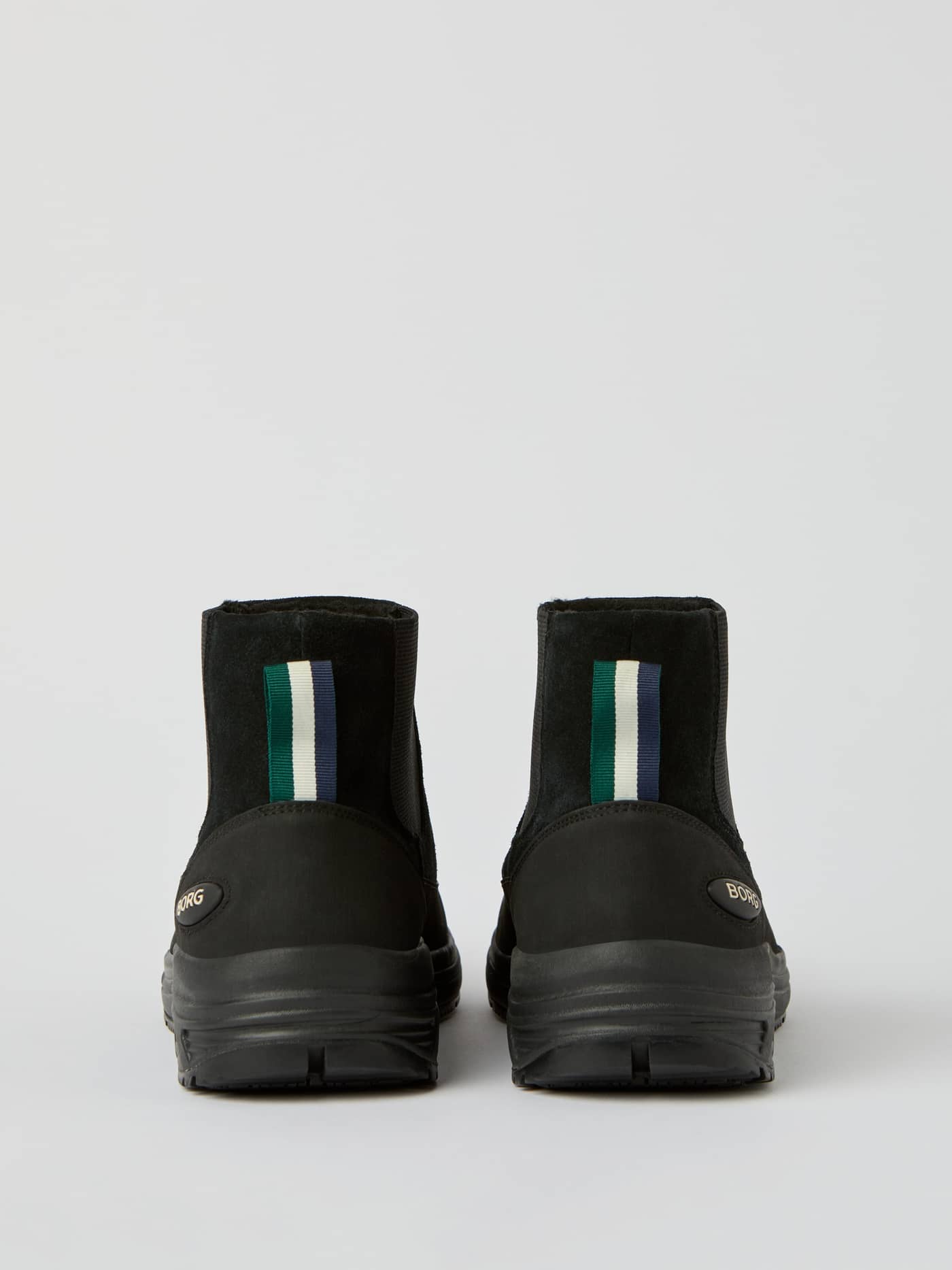 Baksida av svarta Men's Chelsea Tech Boots i mocka med randig dragögla och Borg-logotyp på hälen. - Image 3
