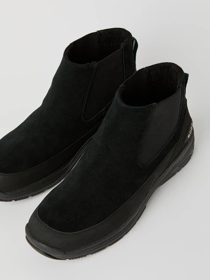 Men's Chelsea Tech Boots i sort ko-ruskind med et guld BORG-logo og funktionelle gummisåler. - Image 2