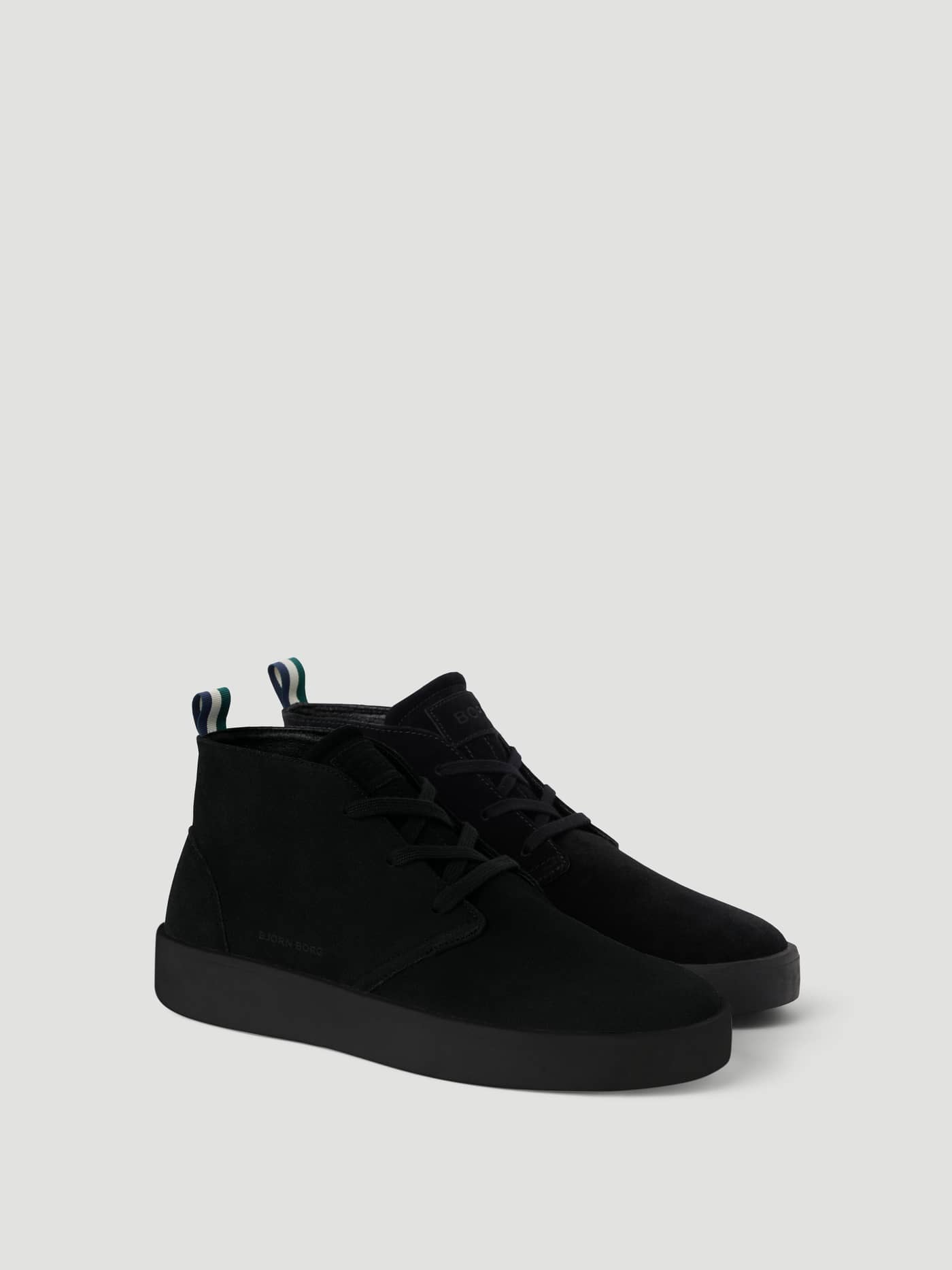 Men's Desert Chukka Sneakers i Sort ruskind, stilfuld og funktionel tennis-inspireret fritidssko med tonalt logo. - Image 1