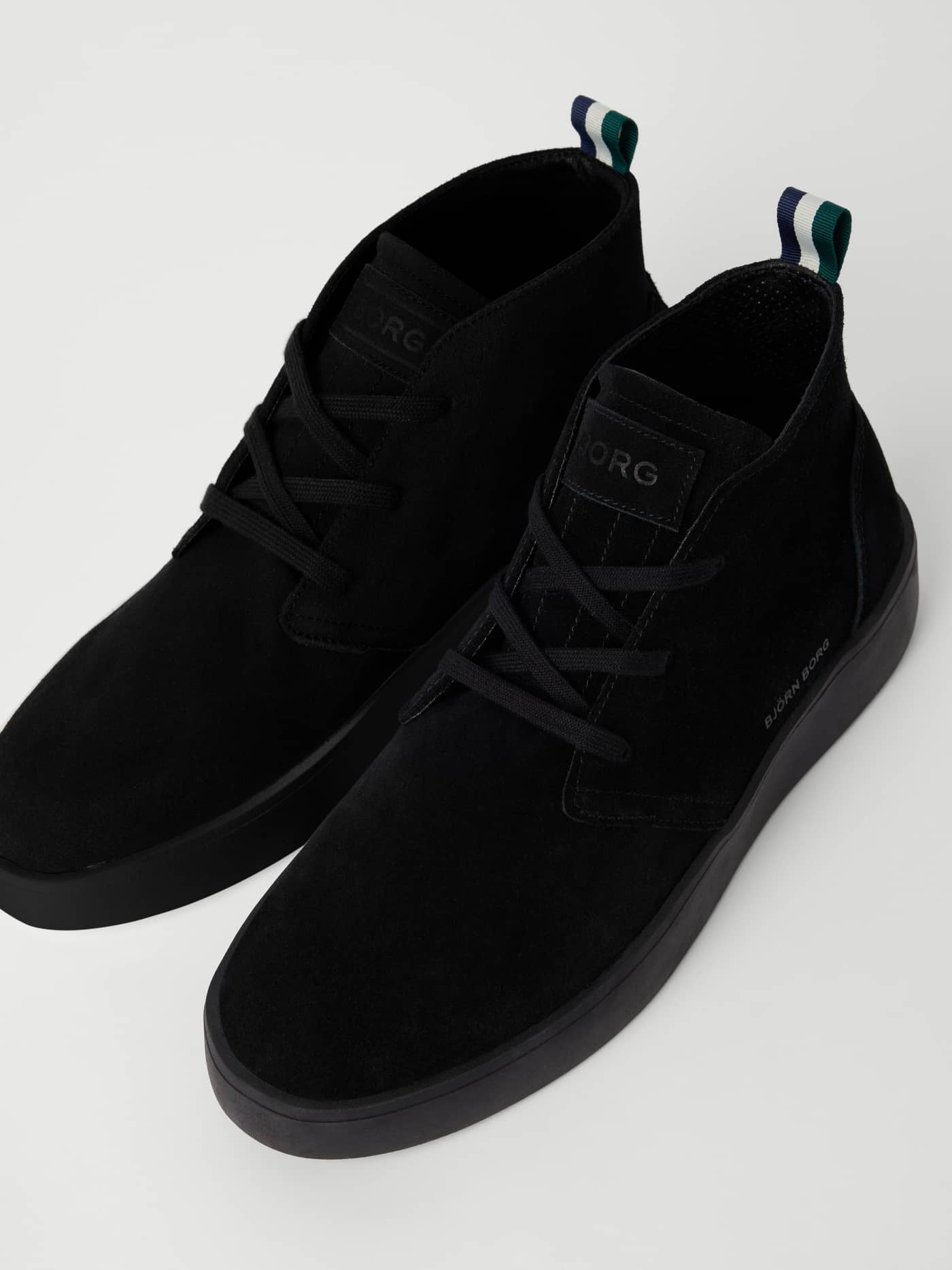 Men's Desert Chukka Sneakers i Sort førsteklasses ruskind med en klassisk silhuet og hvidt logoprint set skråt forfra. - Image 2