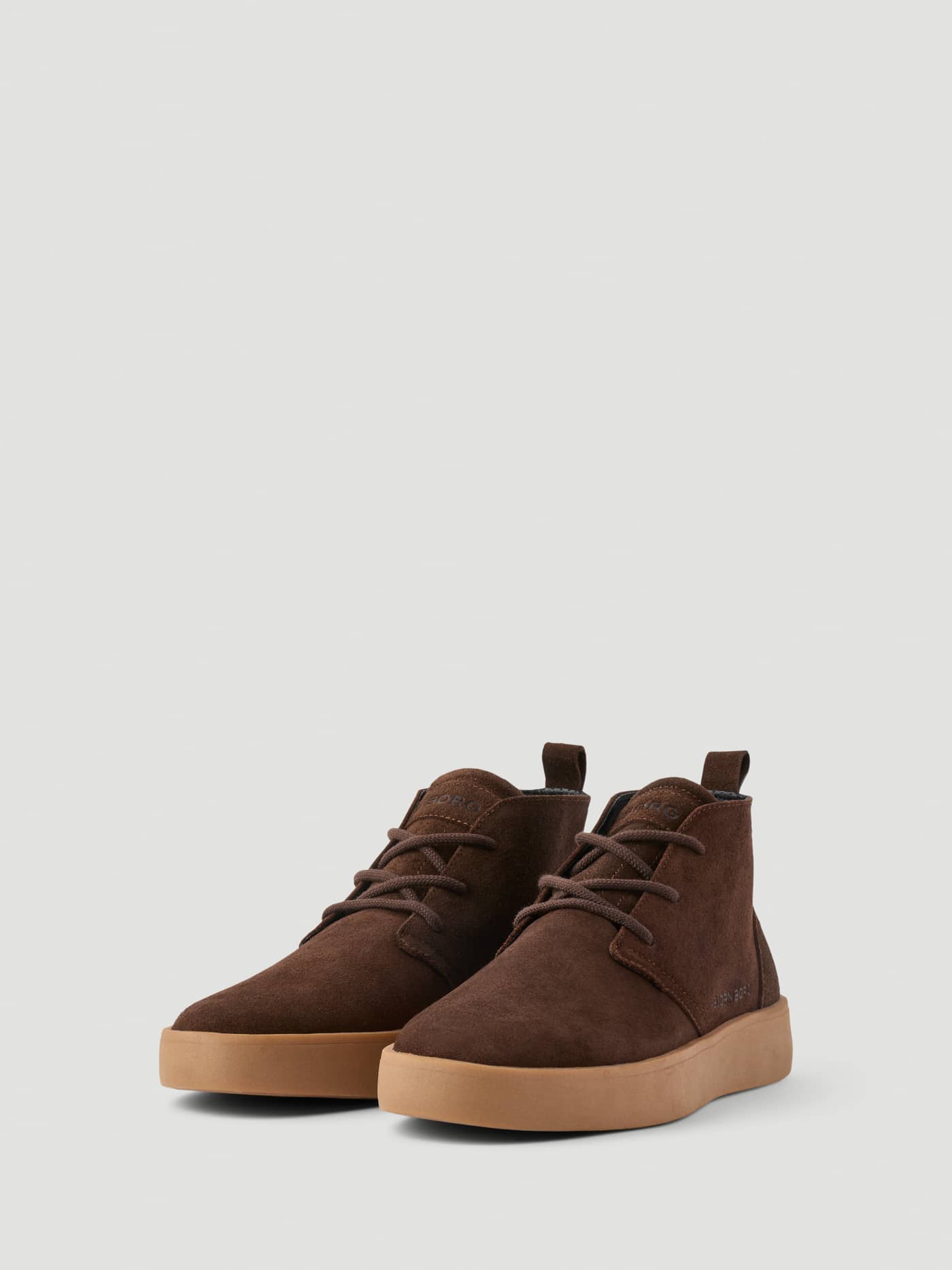 Men's Desert Chukka Sneakers in Brown suede featuring a tennis-inspired design and a durable, comfortable gum sole. - Image 2