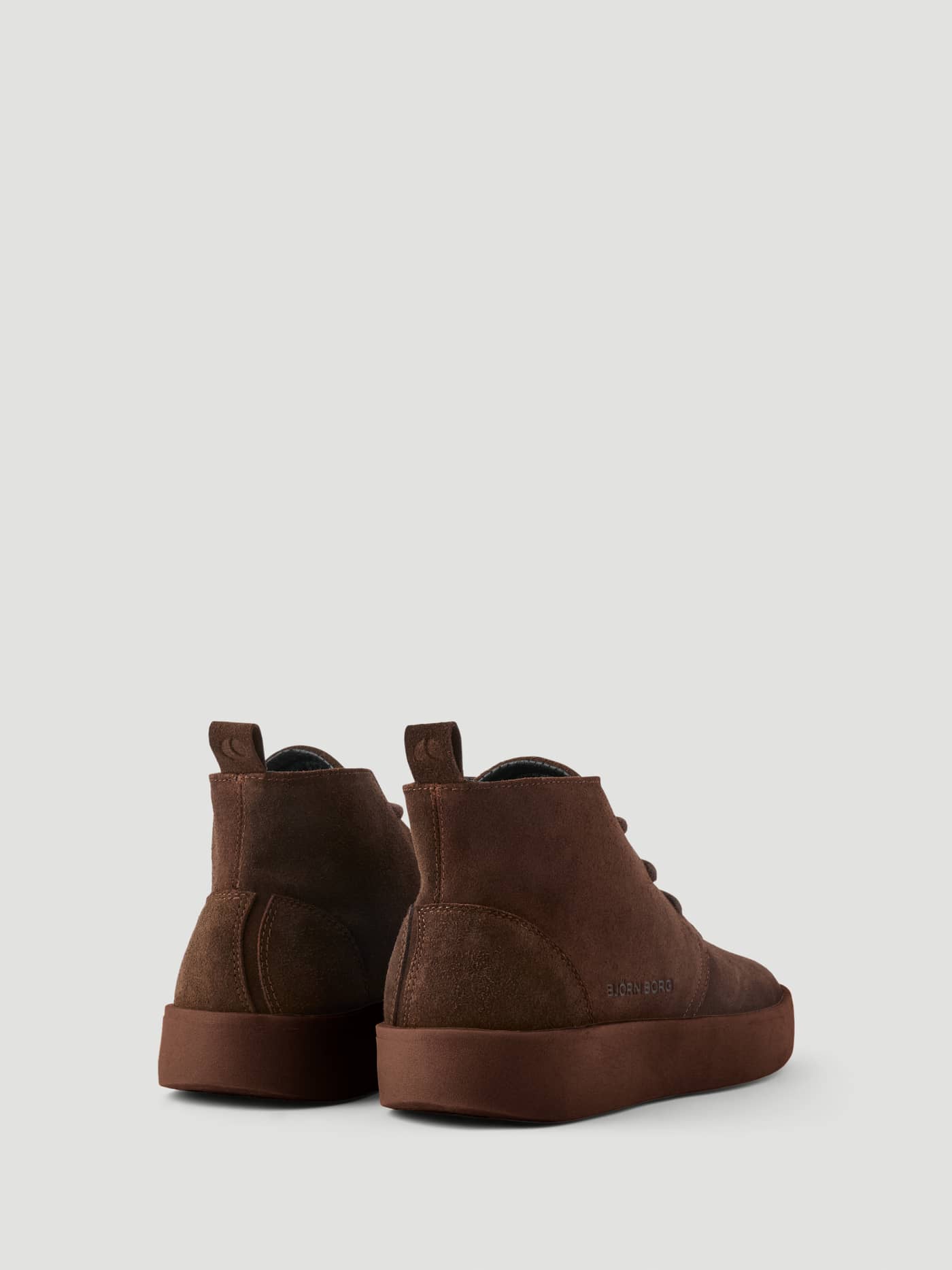 Baksidan av Men's Desert Chukka Sneakers i Dark Brown (brun) med ovandel i mocka och hälla. - Image 3