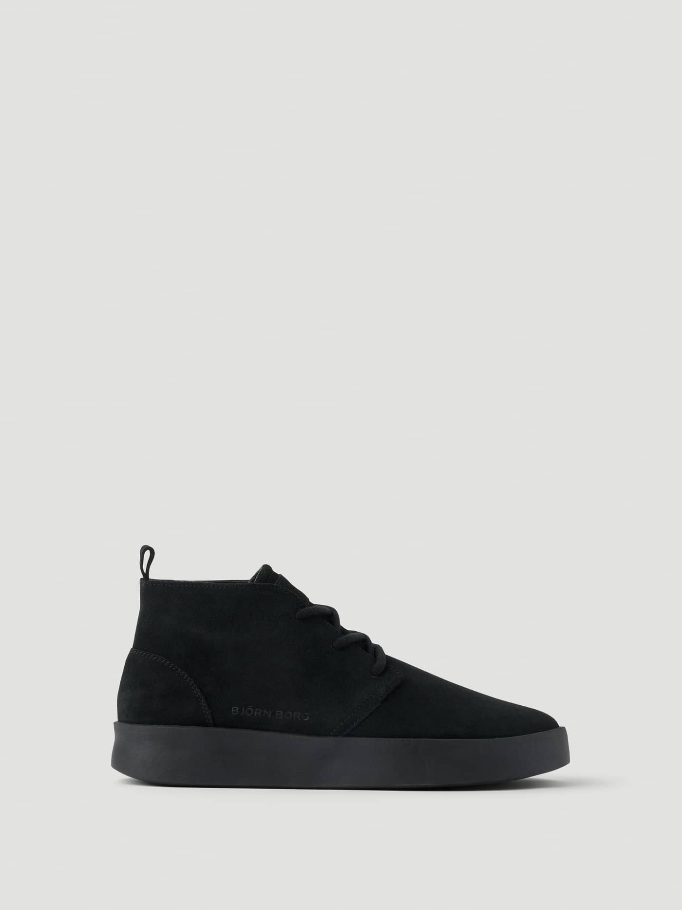 Men's Desert Chukka Sneakers i Black med overdel i ruskind, tennisinspireret silhuet og et sort logo. - Image 1