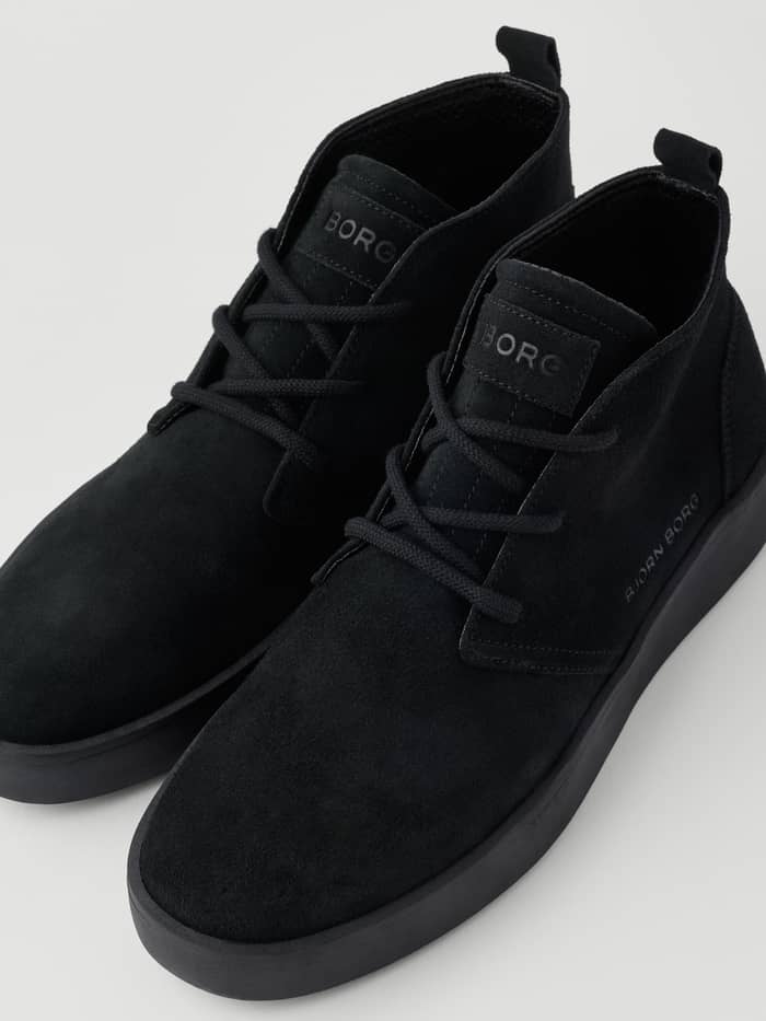 Men's Desert Chukka Sneakers in zwart suède met een tennis-geïnspireerd silhouet en tonaal zwart logo. - Image 4