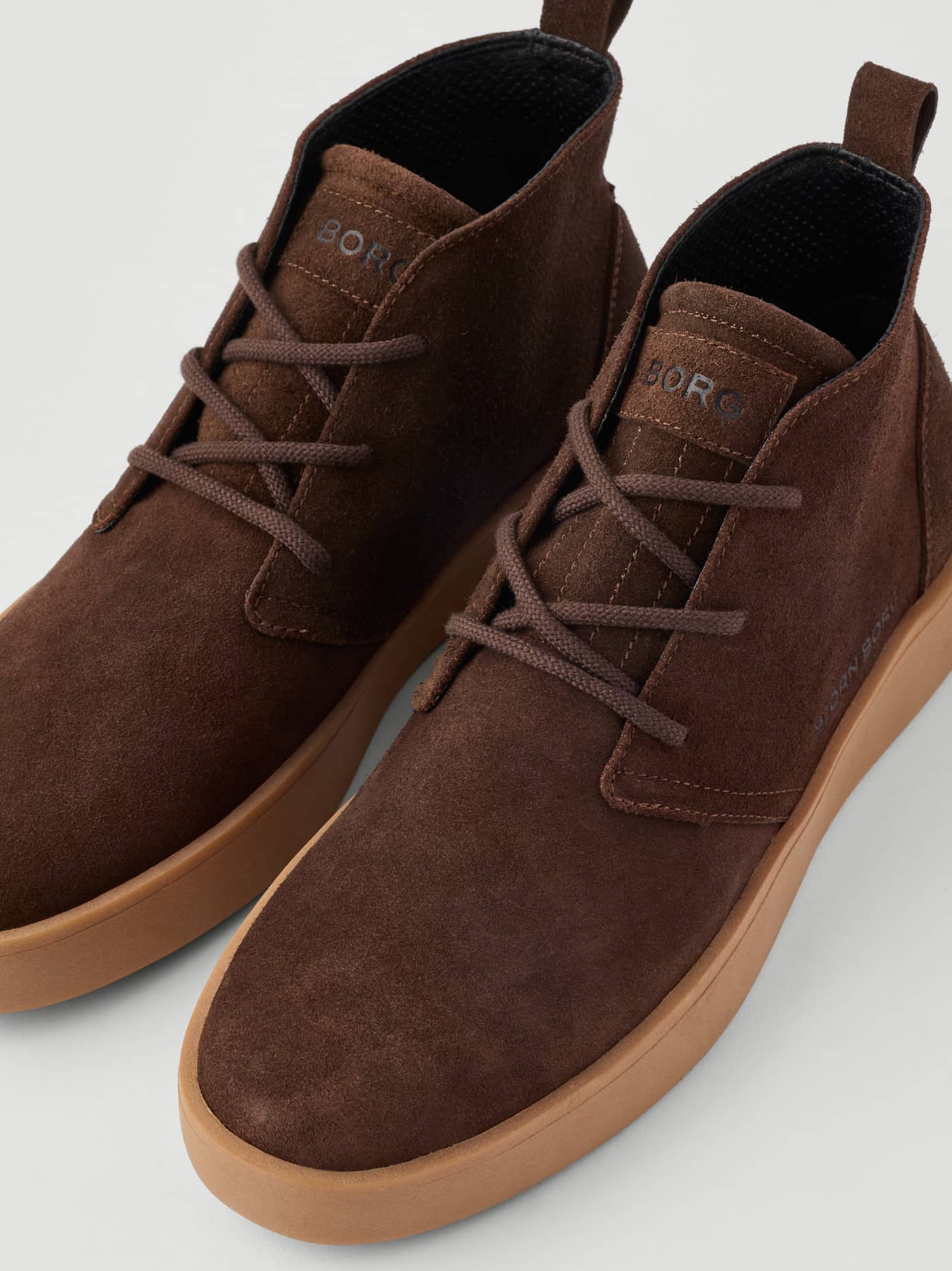 Men's Desert Chukka Sneakers in Brown suede, featuring a tennis-inspired design with a tonal logo and gum sole. - Image 4