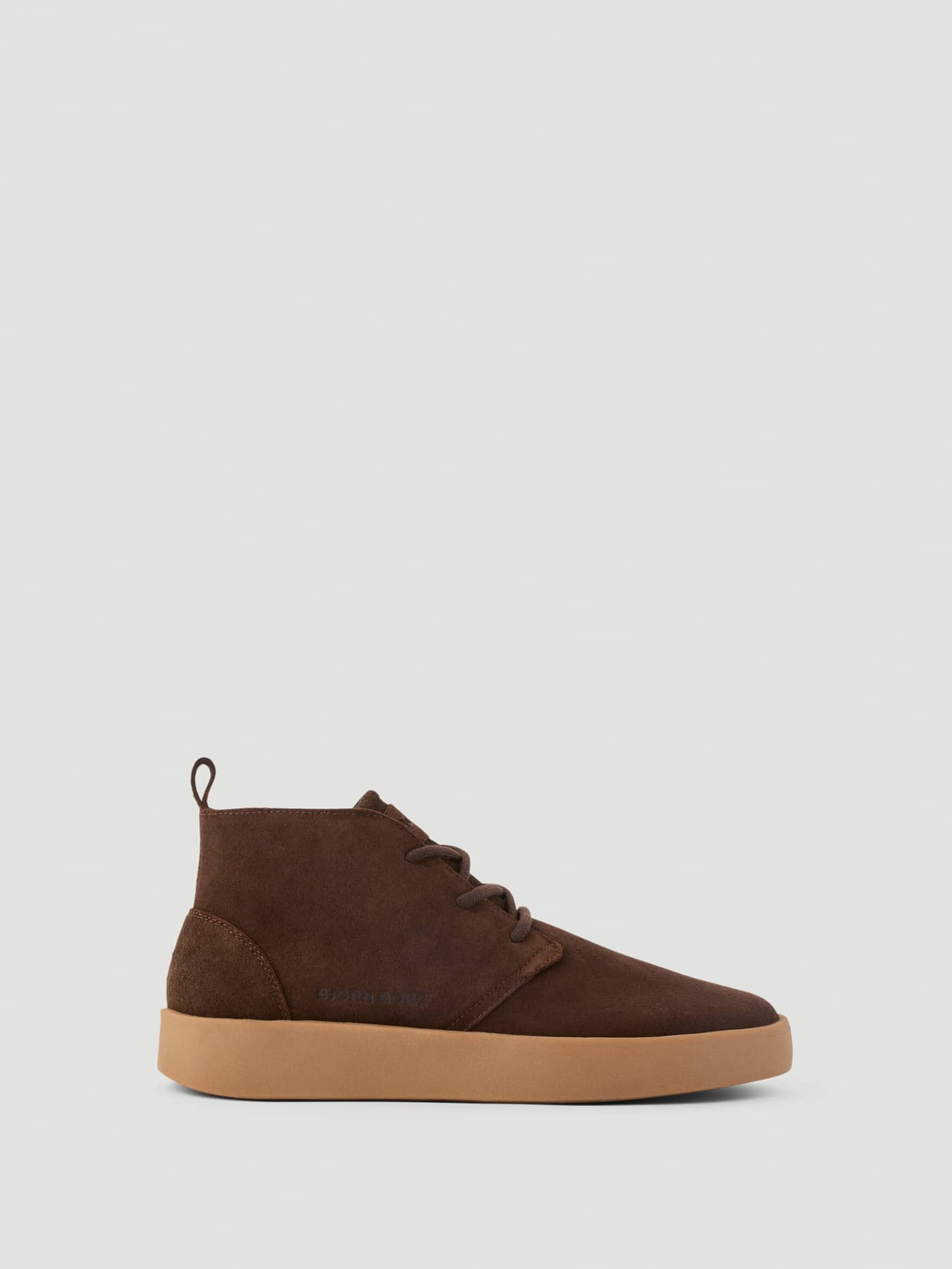 Men's Desert Chukka Sneakers i brun mocka sedda från sidan med tennisinspirerad silhuett och gummisula. - Image 1