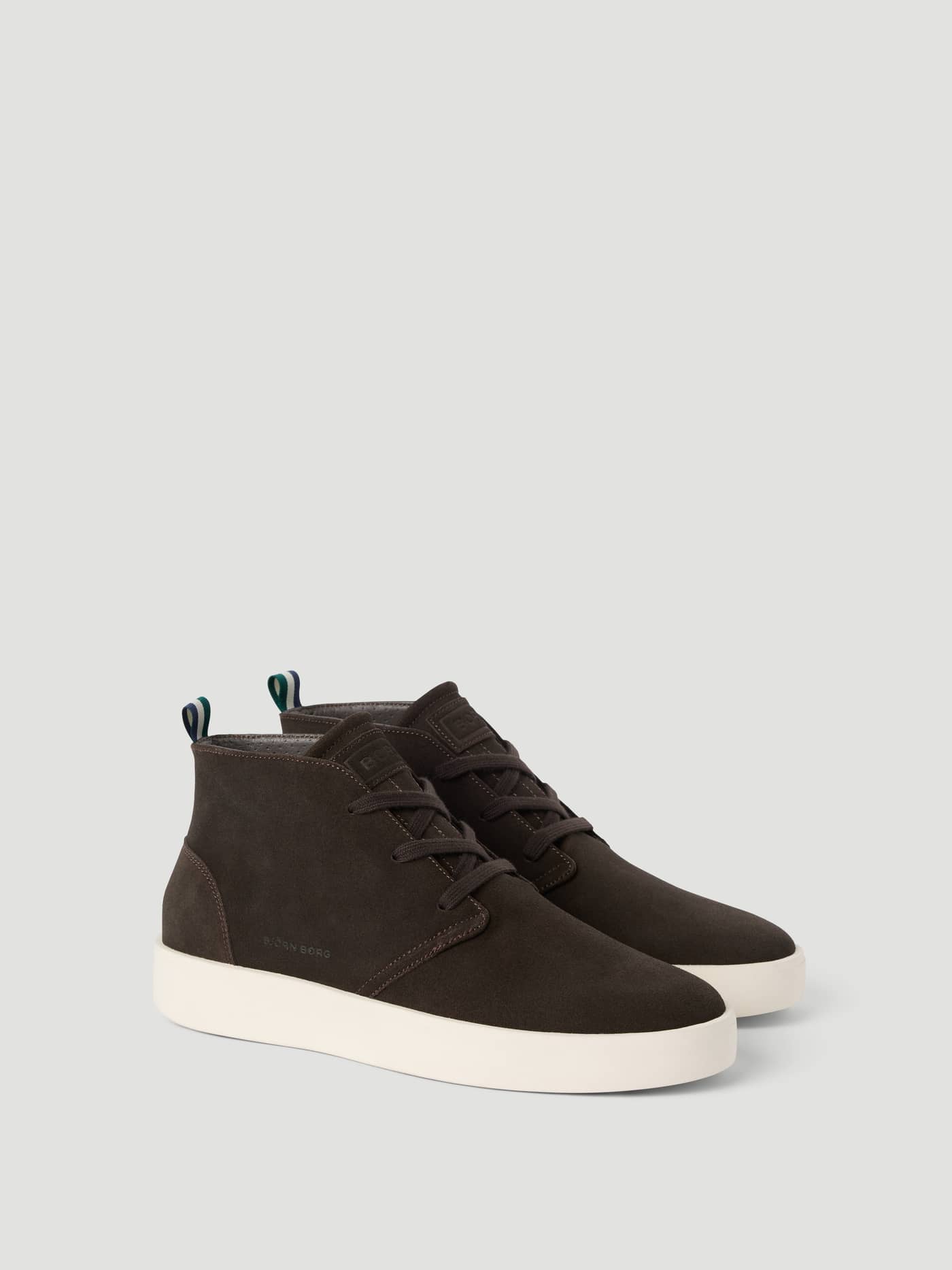 Side view of the brown Men's Desert Chukka Sneakers in premium suede for a tennis-inspired leisure look. - Image 1