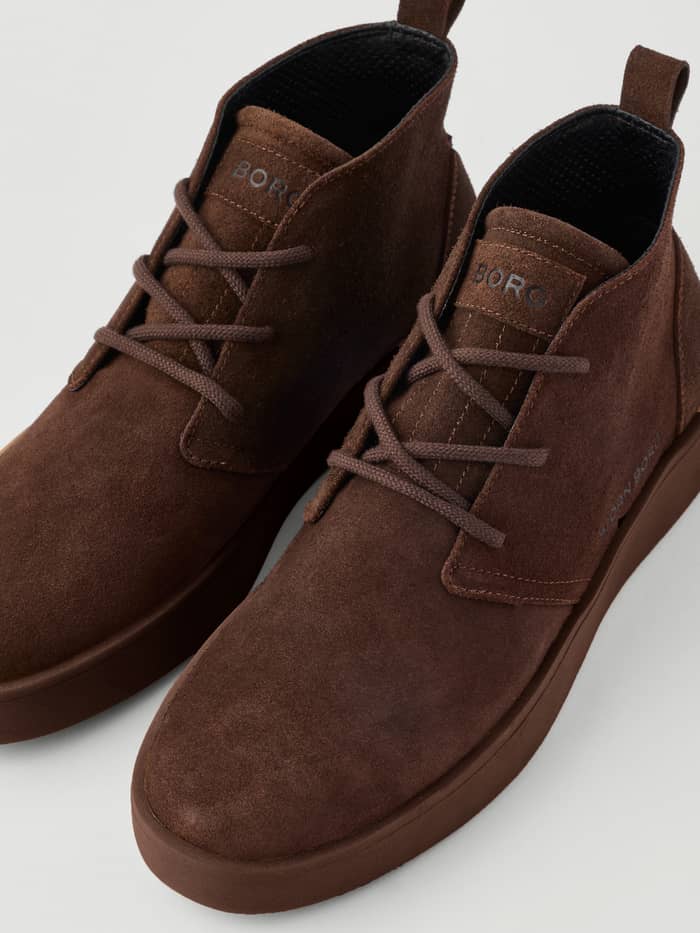 Close-up van de Men's Desert Chukka Sneakers in Dark Brown (bruin) met een suède bovenkant en vetersluiting. - Image 4
