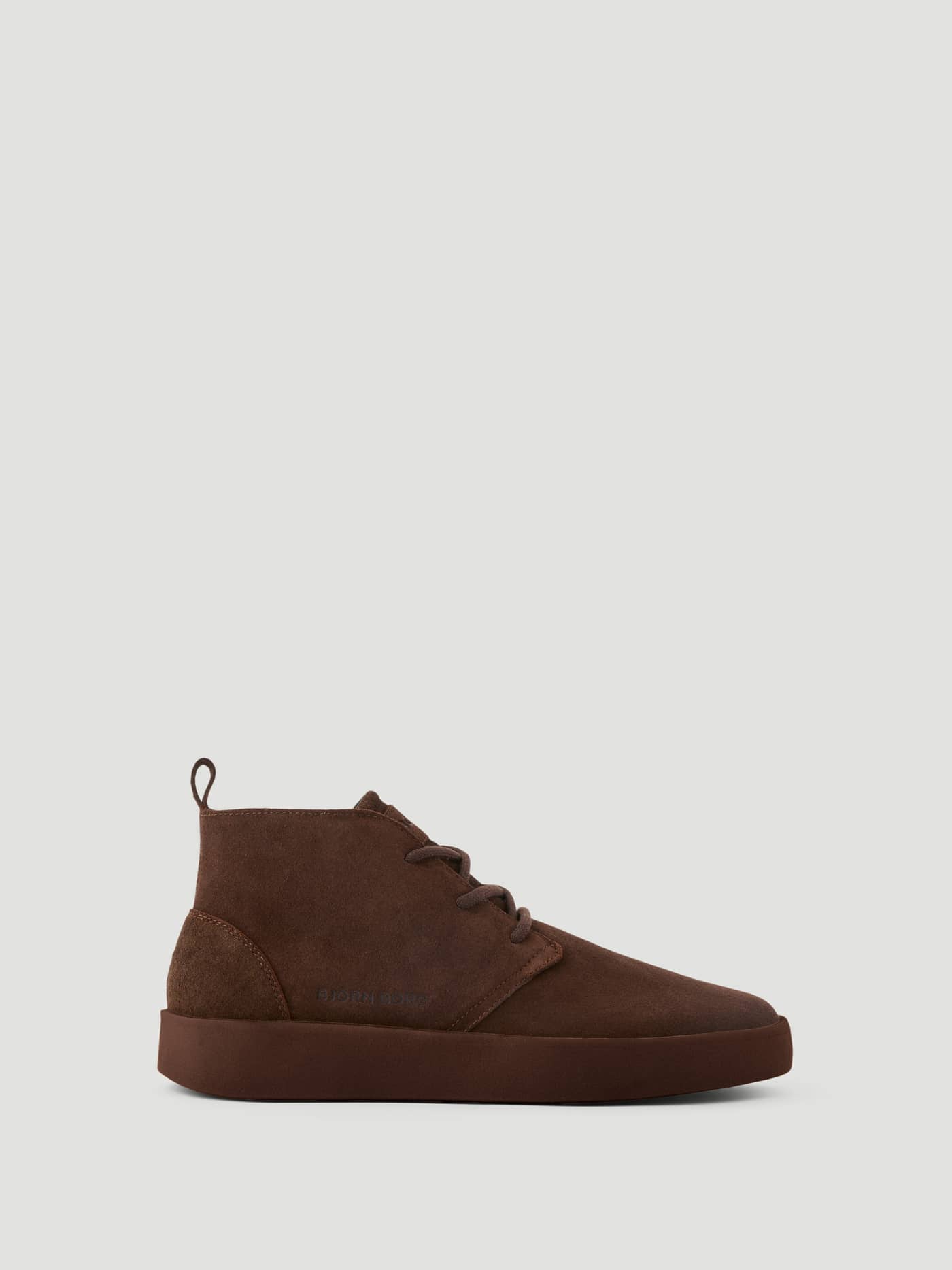 Men's Desert Chukka Sneakers i mörkbrun färg (brun) från sidan. - Image 1