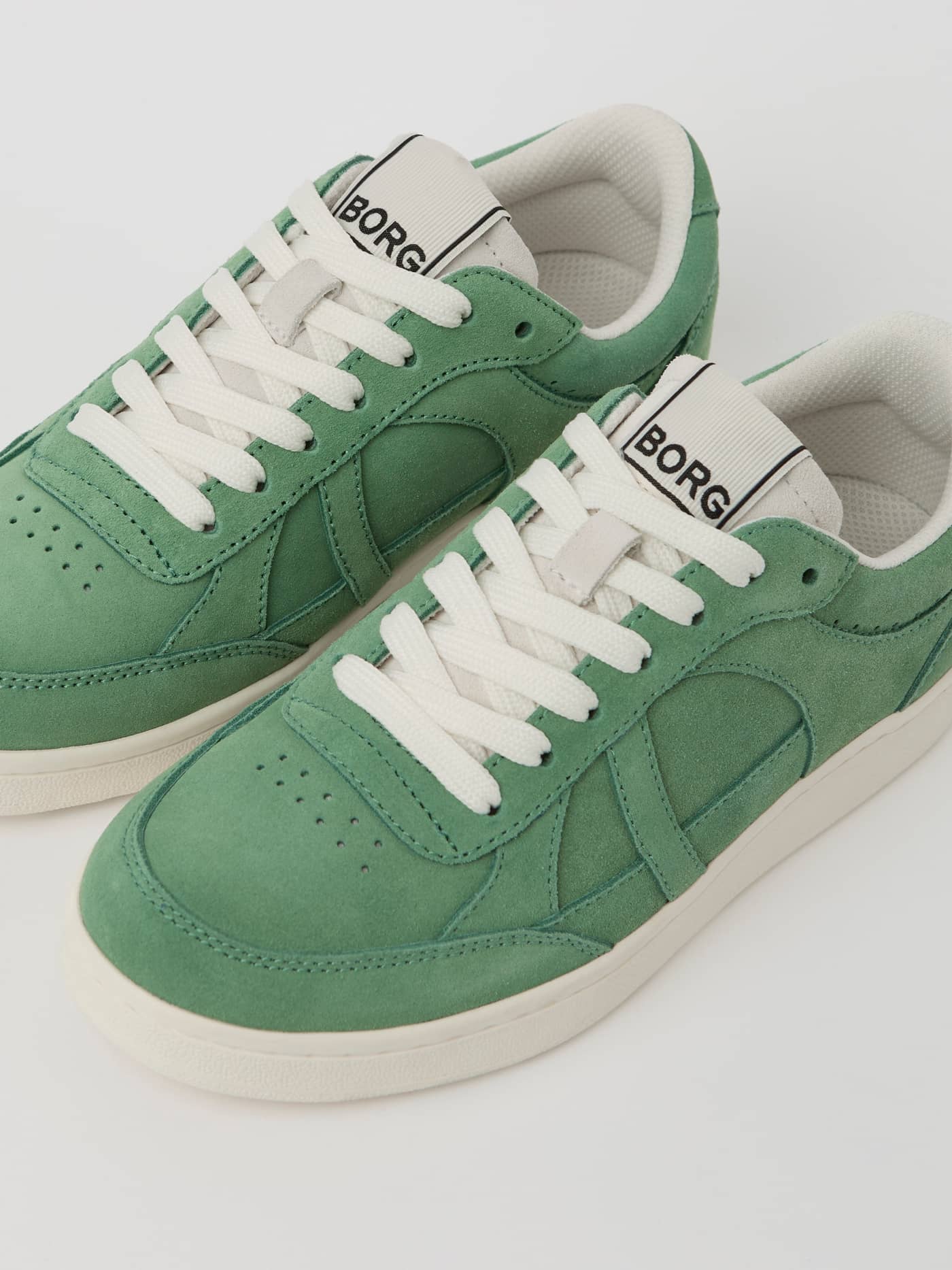 Women's Court Suede Sneakers van groen premium varkenssuède met een zwart BORG-logo op de tong en een tennis-look. - Image 2