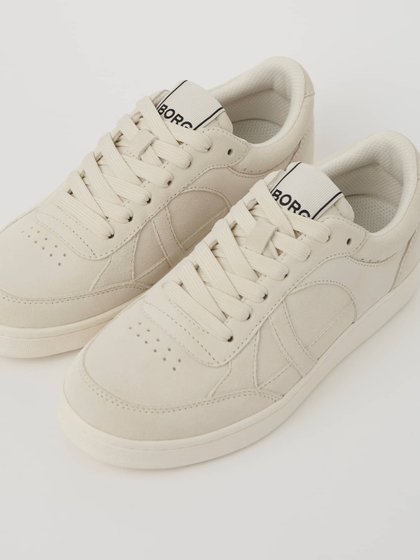 Women's Court Suede Sneakers i beige mocka med svart BORG-logotyp på plösen och en snygg tennispassform. - Image 2
