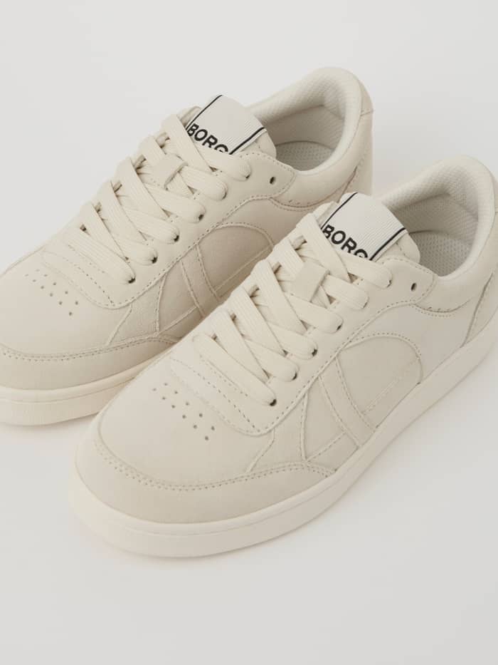 Women's Court Suede Sneakers in beige suède met een zwart BORG-logo en een stijlvolle tennispasvorm. - Image 2