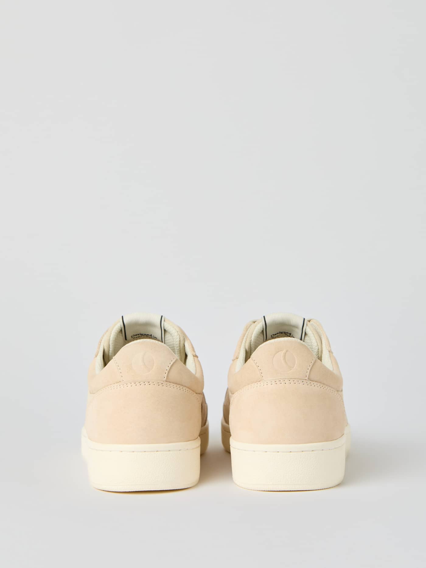 Baksidan av Women's Court Suede Sneakers i beige i premiummocka med en stilren och tennisinspirerad passform. - Image 3