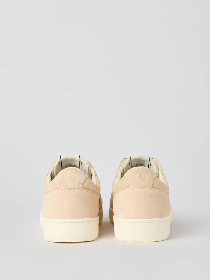 Rückansicht der Women's Court Suede Sneakers in Beige aus hochwertigem Wildleder für einen stylischen Tennis-Look. - Image 3