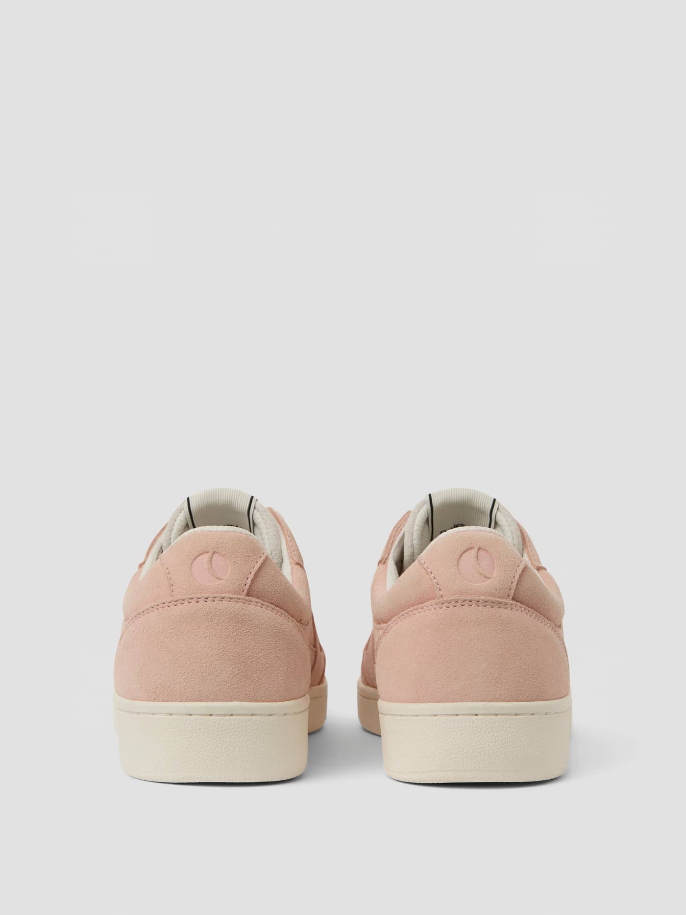 Vista posterior de Women's Court Suede Sneakers en rosa con ante de alta calidad y un ajuste elegante de inspiración tenis. - Image 3