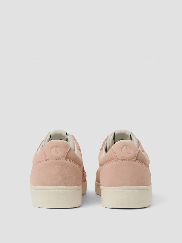Rückansicht der Women's Court Suede Sneakers in Pink aus Wildleder für eine stylische Tennis-Passform. - Image 3