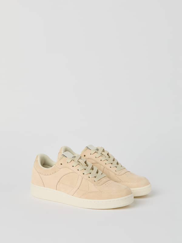 Women's Court Suede Sneakers en beige au style tennis en daim pour une coupe élégante et un ajustement parfait.