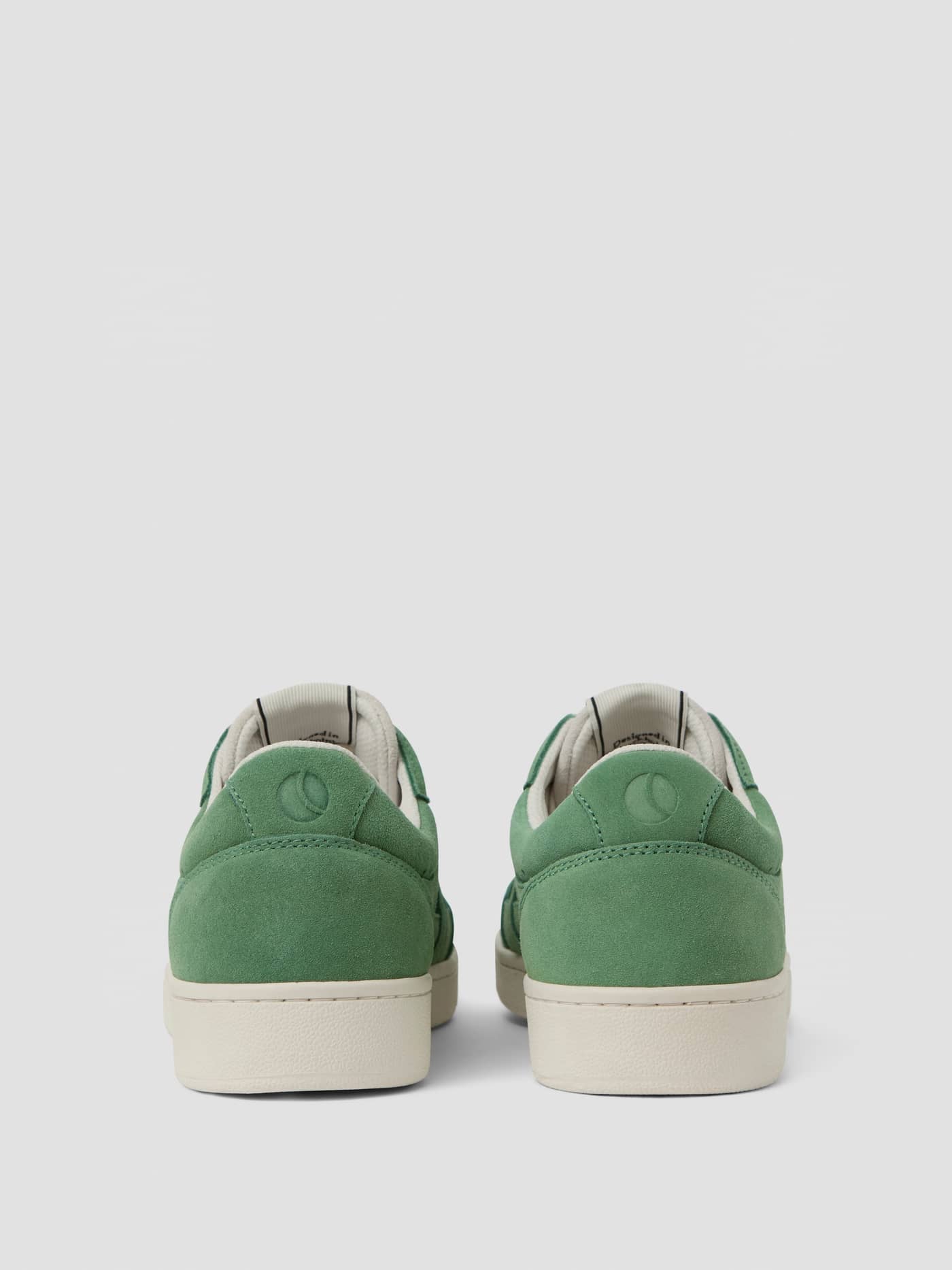 Achteraanzicht van de groene Women's Court Suede Sneakers met ton-sur-ton logo's op de hiel en een tennis-pasvorm. - Image 3