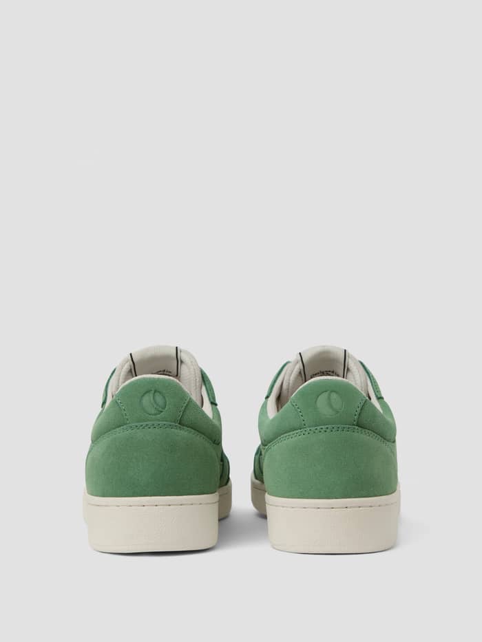 Rückansicht der grünen Women's Court Suede Sneakers aus Wildleder mit tonalen grünen Fersenlogos und Tennis-Passform. - Image 3