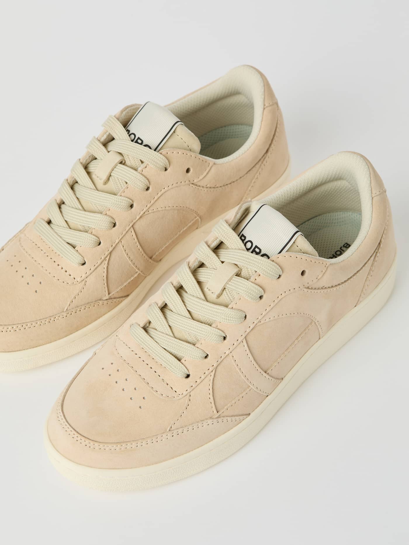 Beige Women's Court Suede Sneakers i svinmocka med svart logotyp på plösen och en tennisinspirerad passform. - Image 2