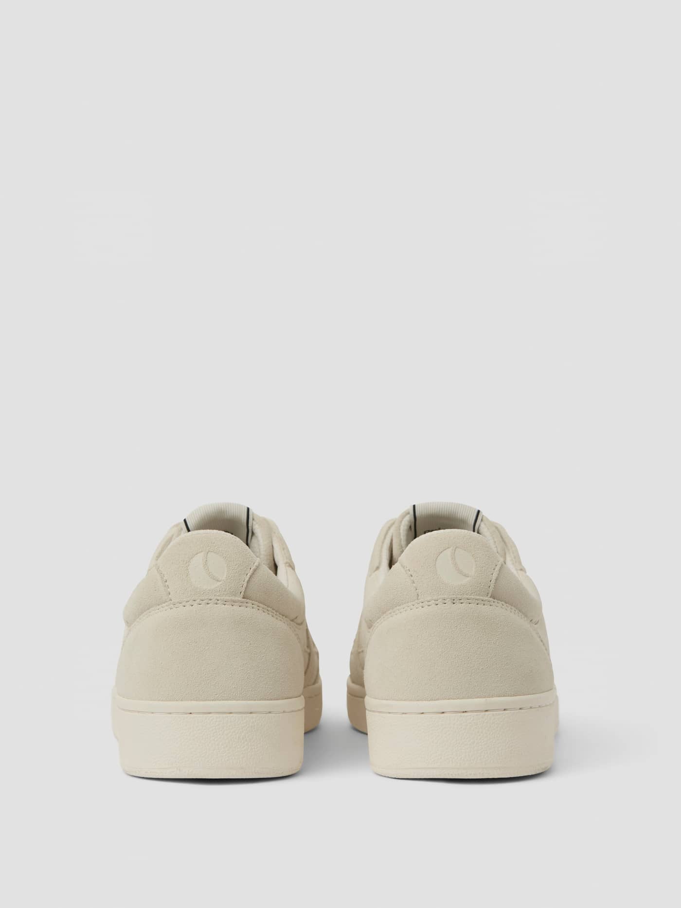 Baksidan av Women's Court Suede Sneakers i beige mocka med ton-i-ton-logotyper och tennisinspirerad design. - Image 3