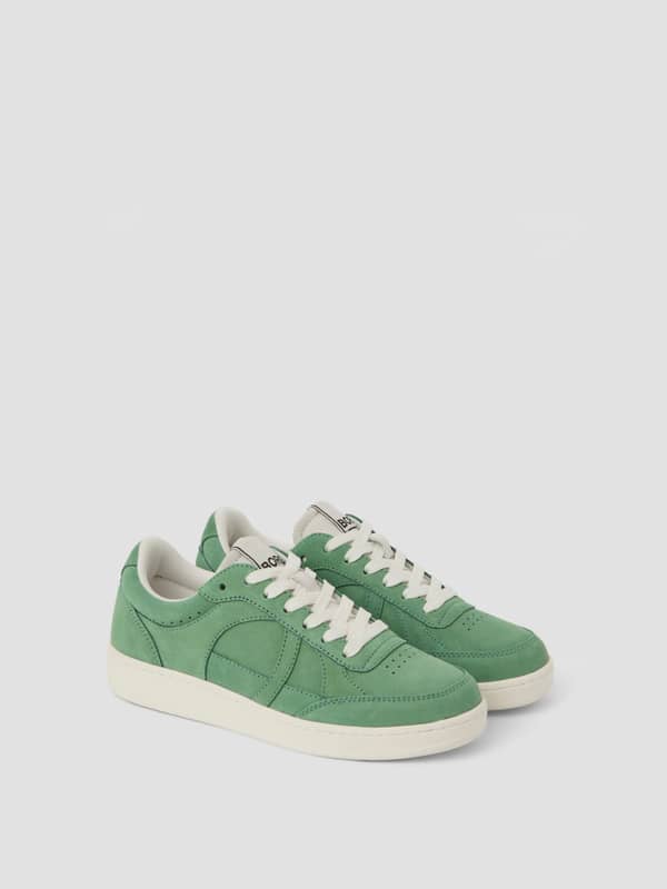 Baskets Women's Court Suede Sneakers en daim de porc vert avec logo noir et semelles blanches au style tennis.