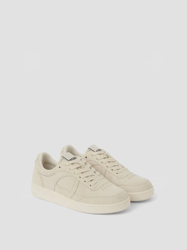 Women's Court Suede Sneakers beige en daim de porc au style tennis avec une coupe élégante et confortable.