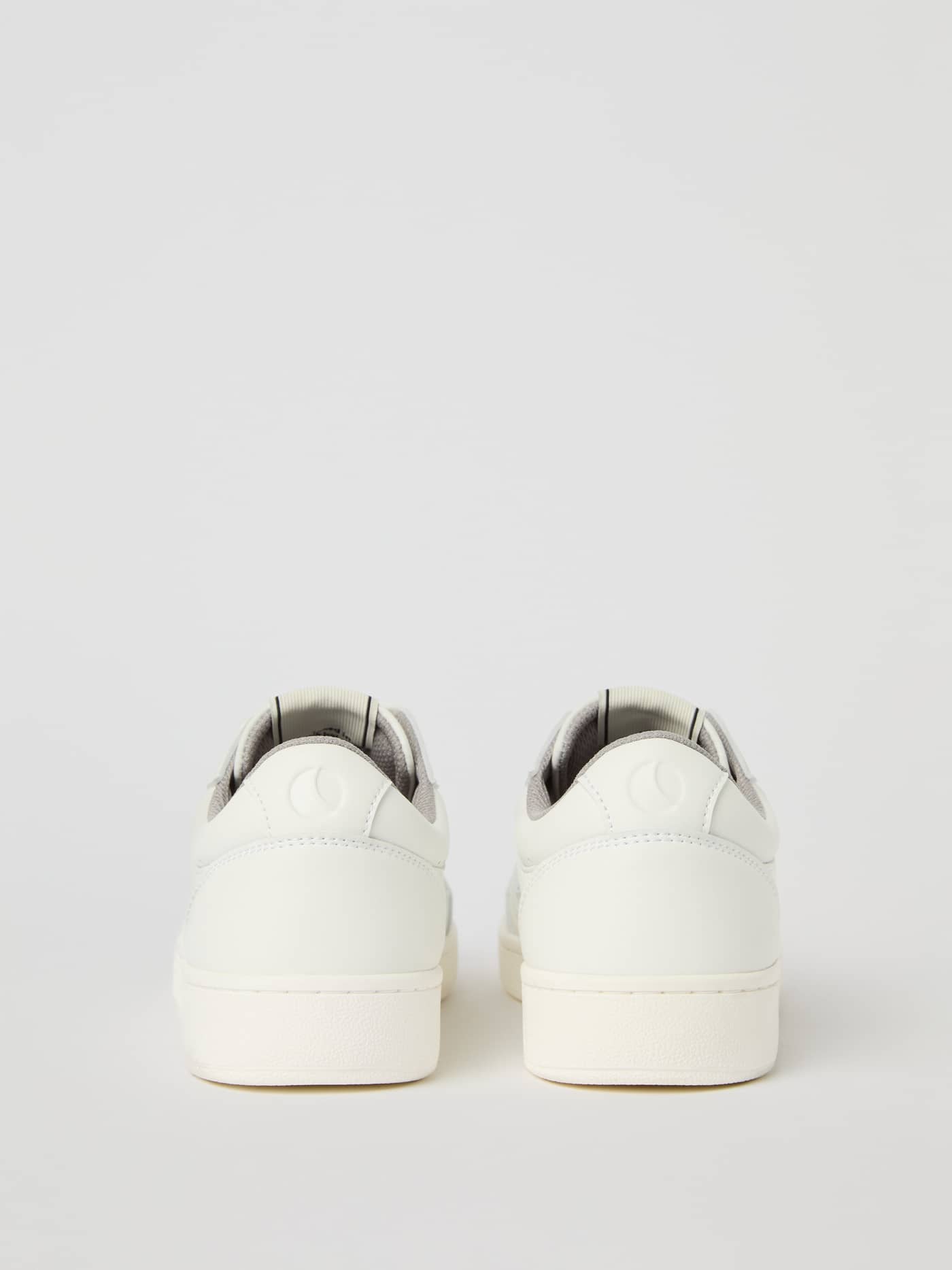 Rückansicht der weißen Women's Court WB Sneakers mit schmaler Passform und Ton-in-Ton-Logo für Tennis und Freizeit. - Image 3