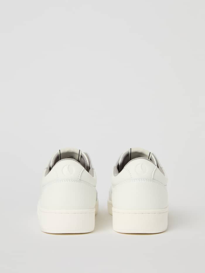 Witte Women's Court WB Sneakers met een aansluitende pasvorm en ton-sur-ton hiellogo voor tennis, achteraanzicht. - Image 3