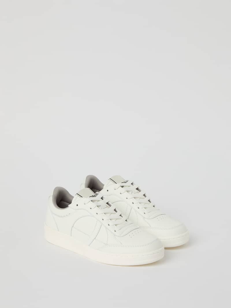 Women's Court WB Sneakers blanches style tennis en cuir synthétique avec logo noir alliant style et coupe.