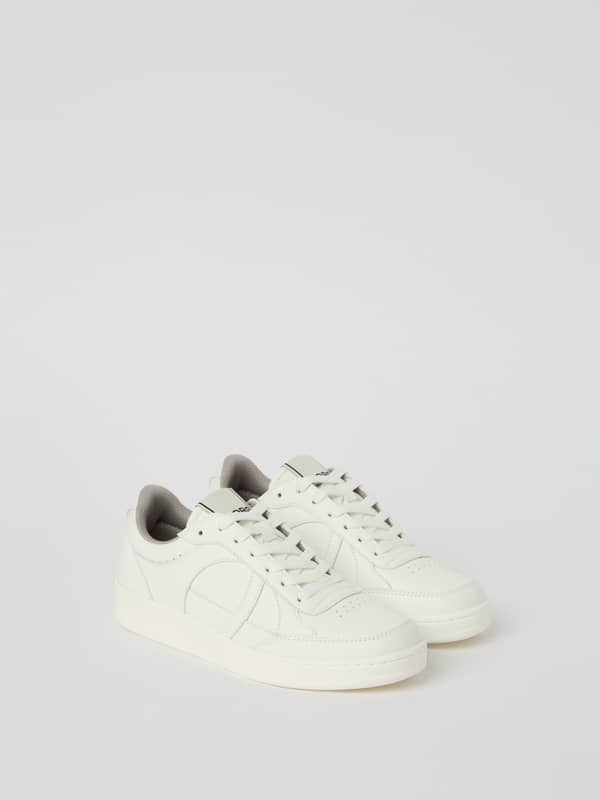 Women's Court WB Sneakers blanches style tennis en cuir synthétique avec logo noir alliant style et coupe.