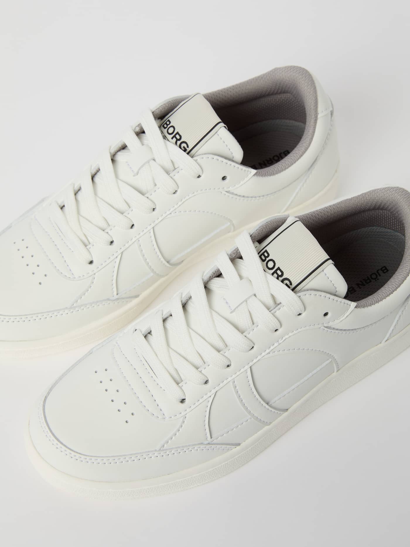 Weiße Women's Court WB Sneakers aus Kunstleder mit schwarzem BORG-Logo für einen stylischen Tennis-Fit. - Image 2