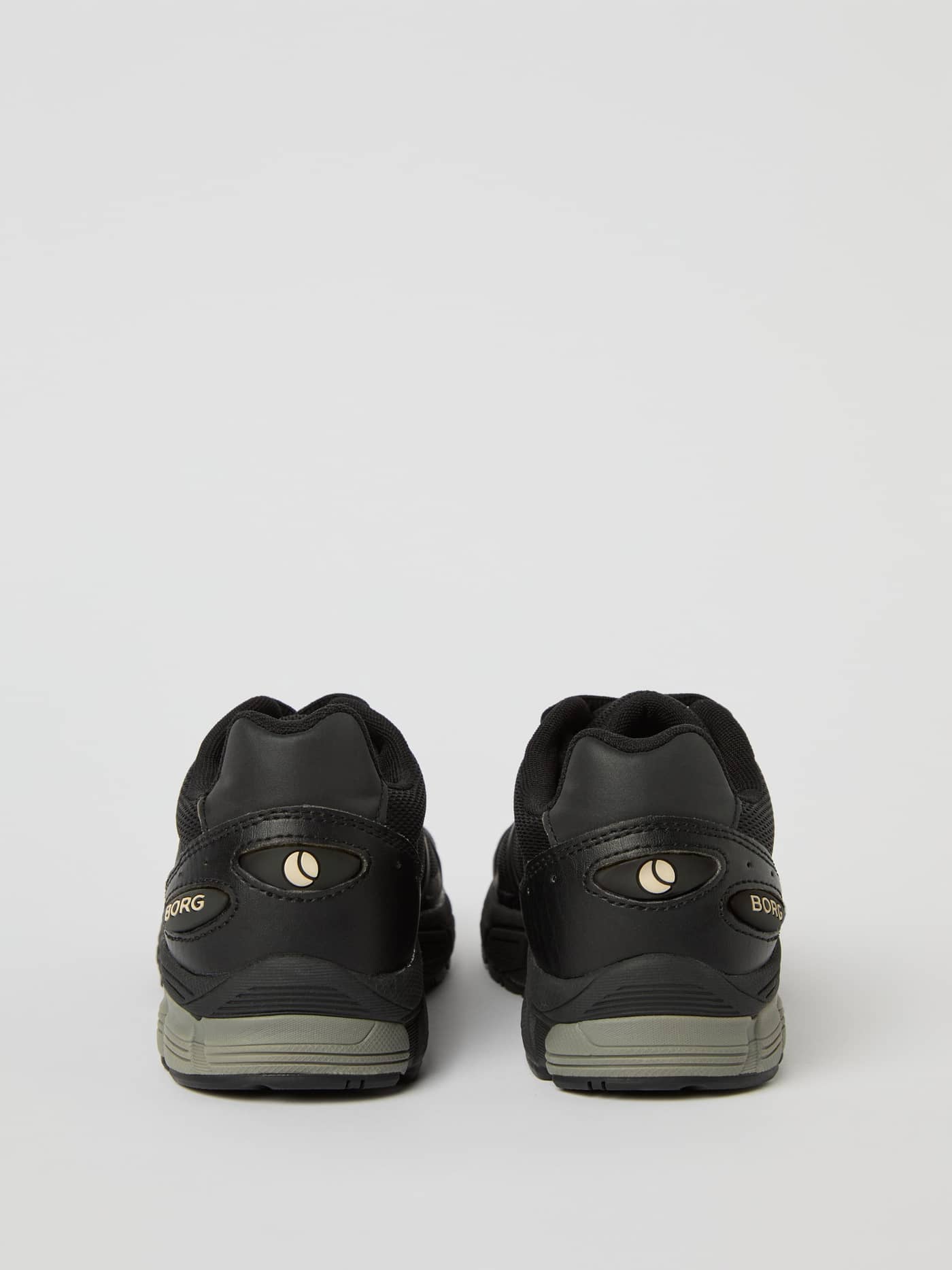 Vista posterior de las Women's Prime Tech Sneakers en negro para running y entrenamiento con logotipo BORG dorado. - Image 3