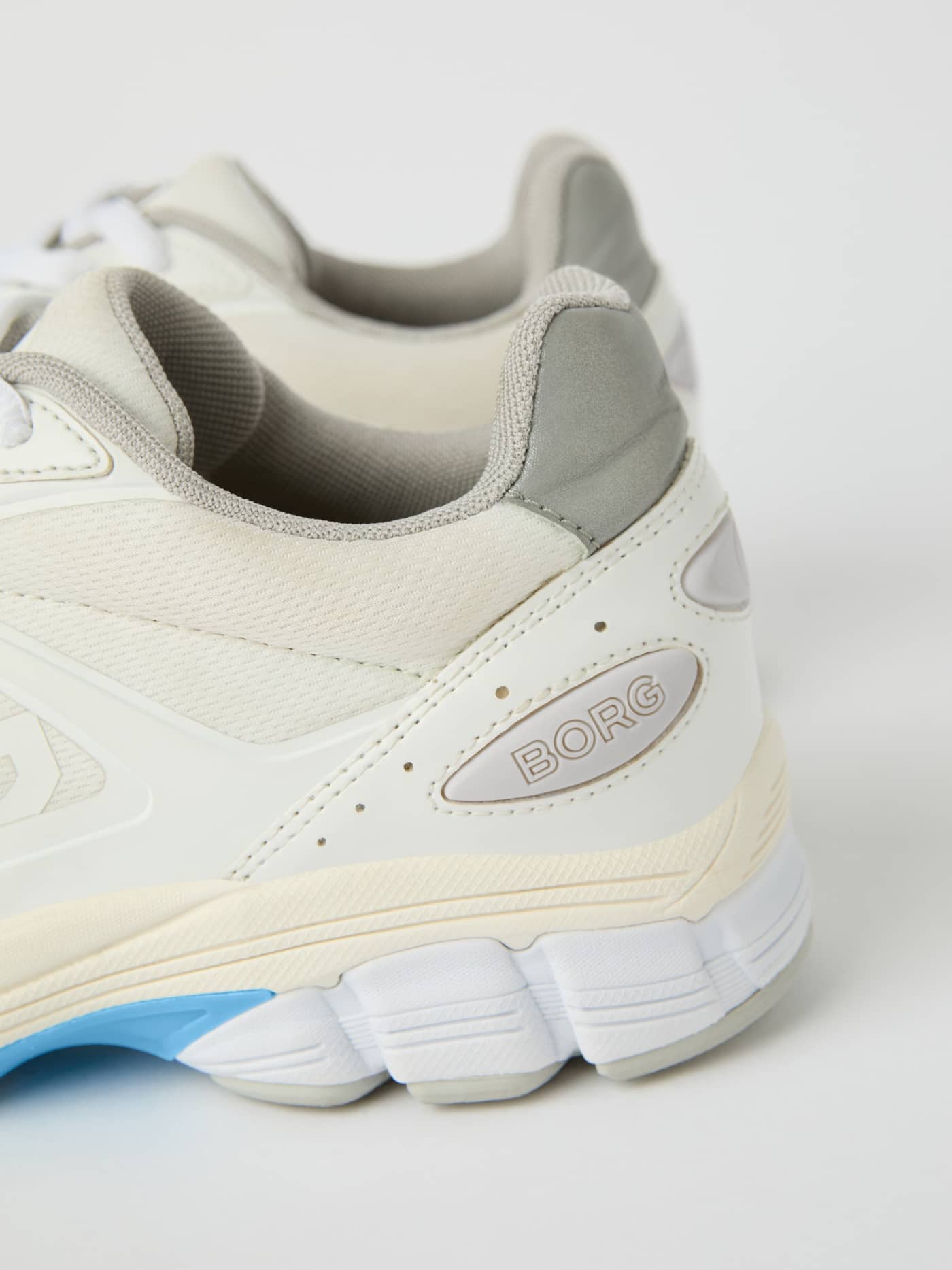 Detalle del talón de las Women's Prime Tech Sneakers en blanco para running con el logotipo BORG en gris. - Image 5