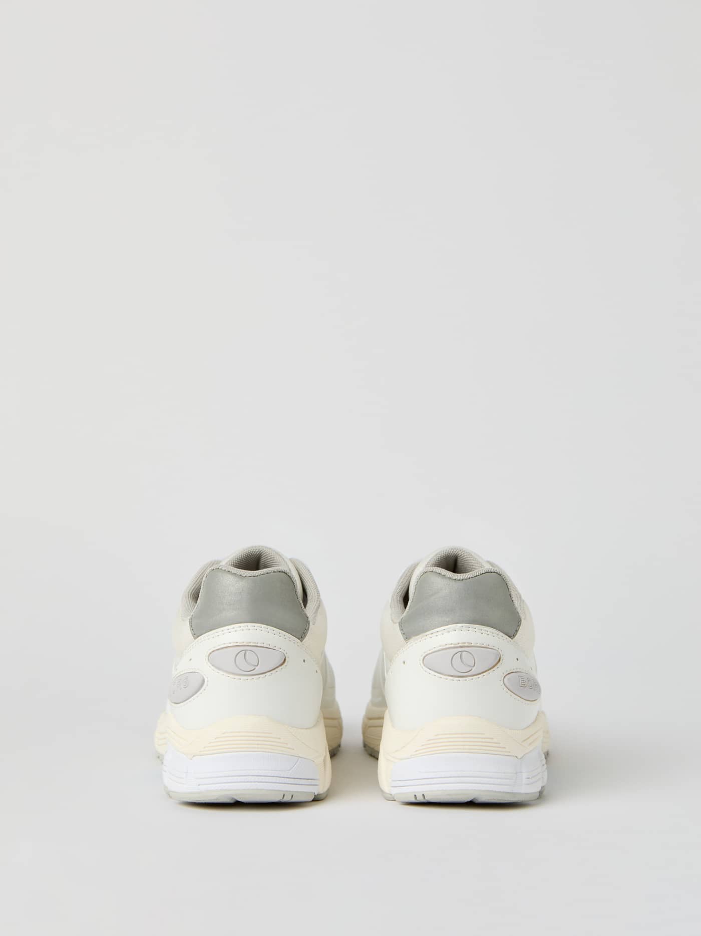 Vista posterior de las Women's Prime Tech Sneakers en blanco con un ajuste moderno para running y estilo diario. - Image 4