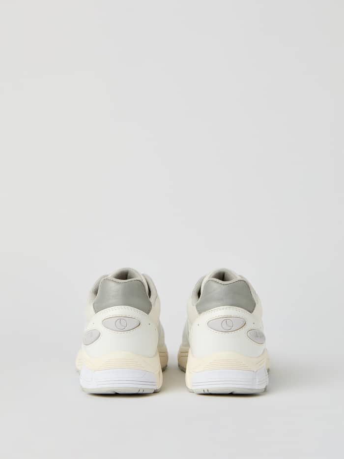 Witte Women's Prime Tech Sneakers in achteraanzicht met een moderne pasvorm voor hardloopprestaties en dagelijkse stijl. - Image 4