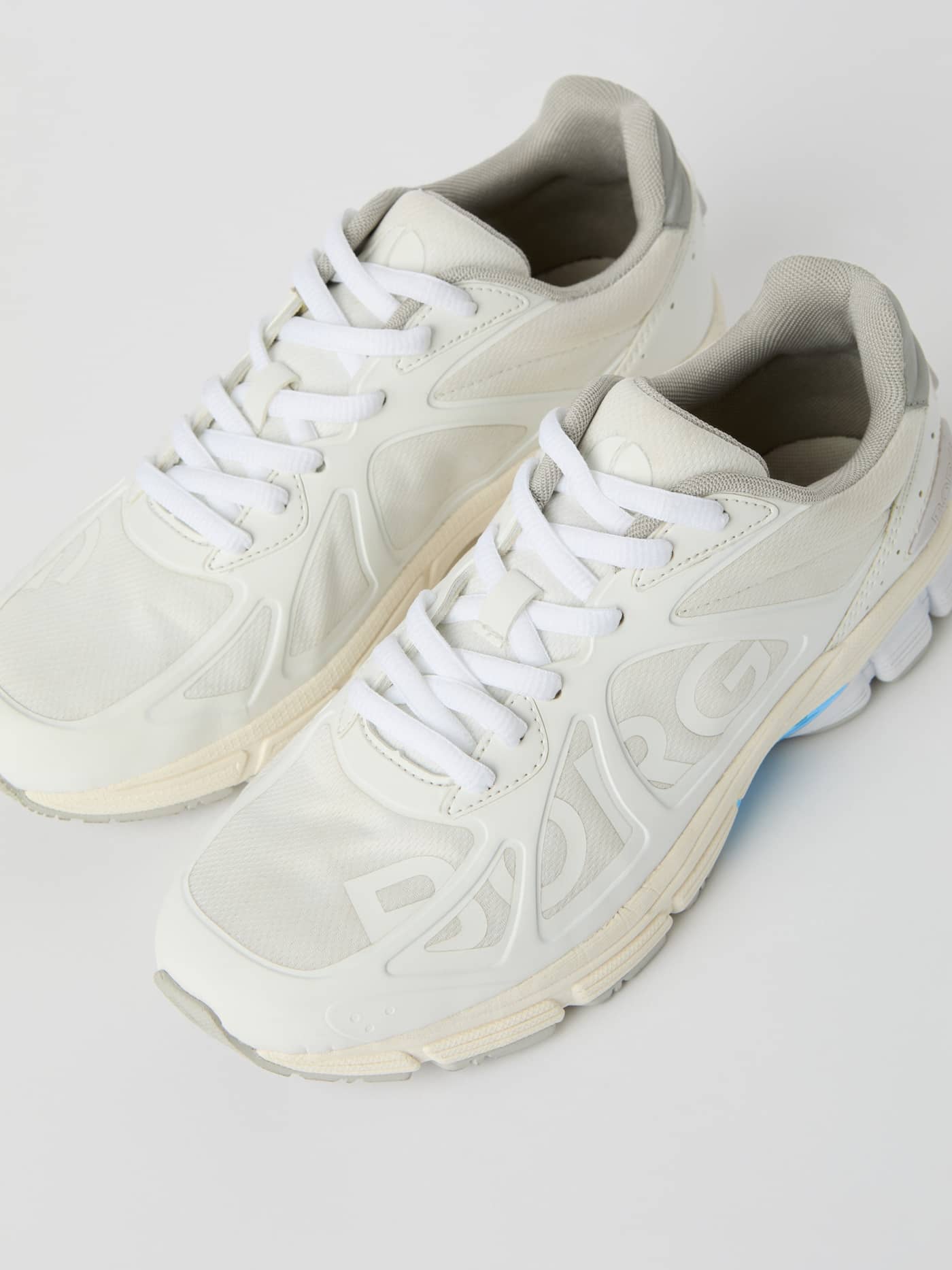Women's Prime Tech Sneakers en blanco con logotipo tonal y parte superior sintética para estilo y rendimiento en running. - Image 3