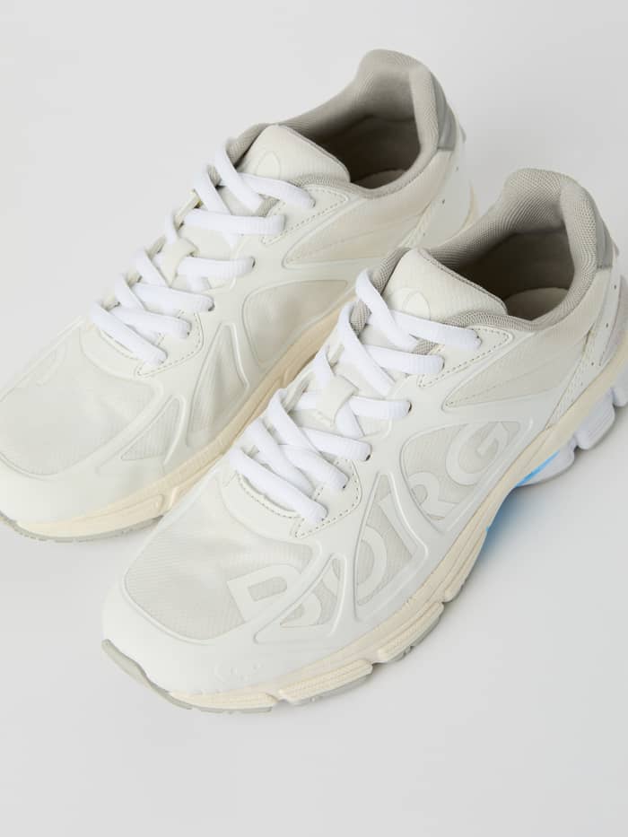 Witte Women's Prime Tech Sneakers met een tonaal logo en synthetisch bovenwerk voor stijl en running-performance. - Image 3