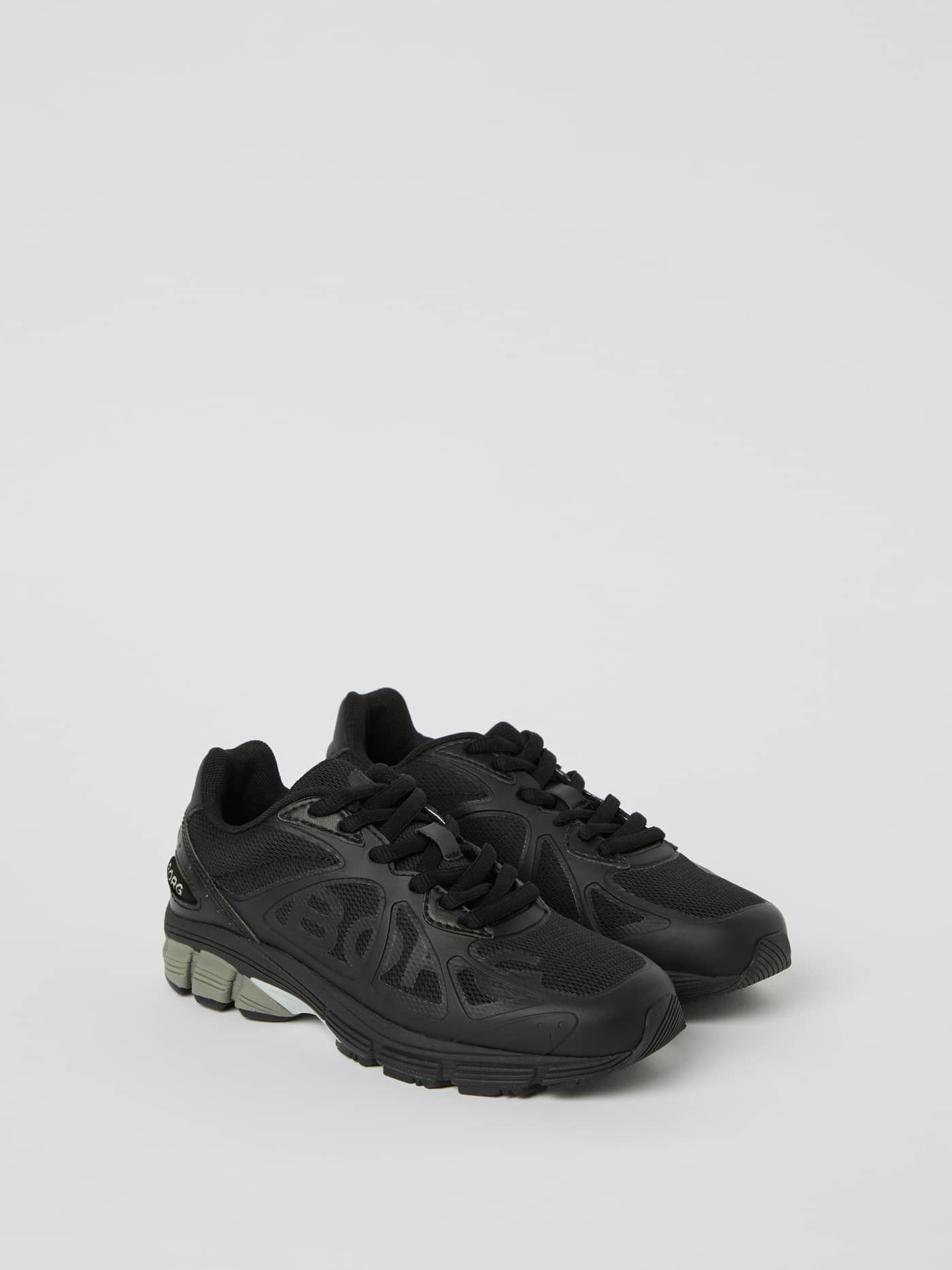 Women's Prime Tech Sneakers i svart med sølvfargede logodetaljer sett fra siden, med stilren passform for løping og fritid. - Image 1