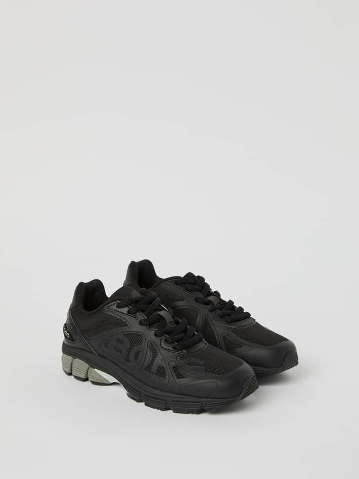 Sidovy av Women's Prime Tech Sneakers i svart med silverdetaljer, för löpning och fritid med en snygg passform.