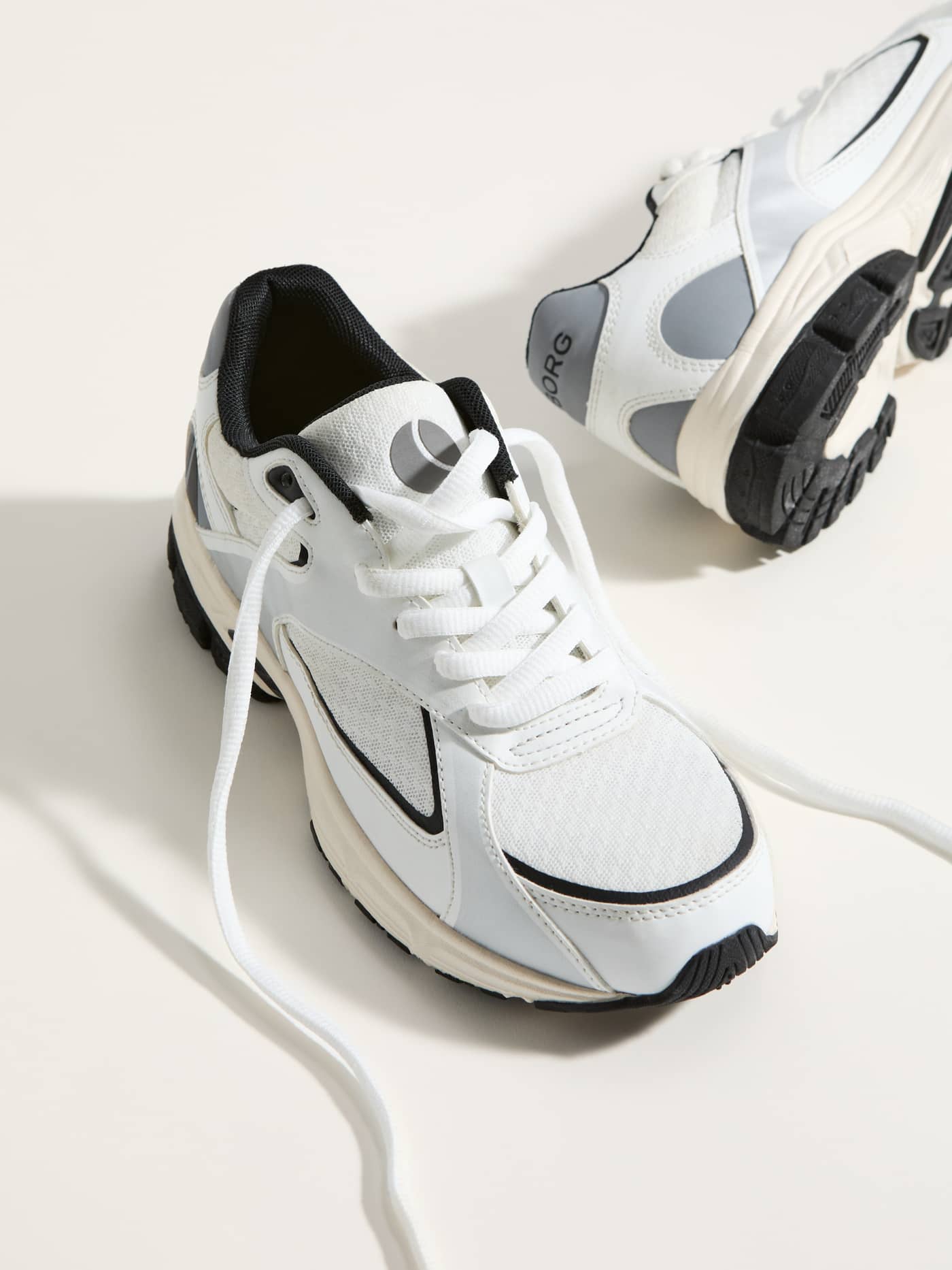 Women's Nova Sneakers i hvit med grå logo, designet i TPU og polyester for løpestil og god passform. - Image 1