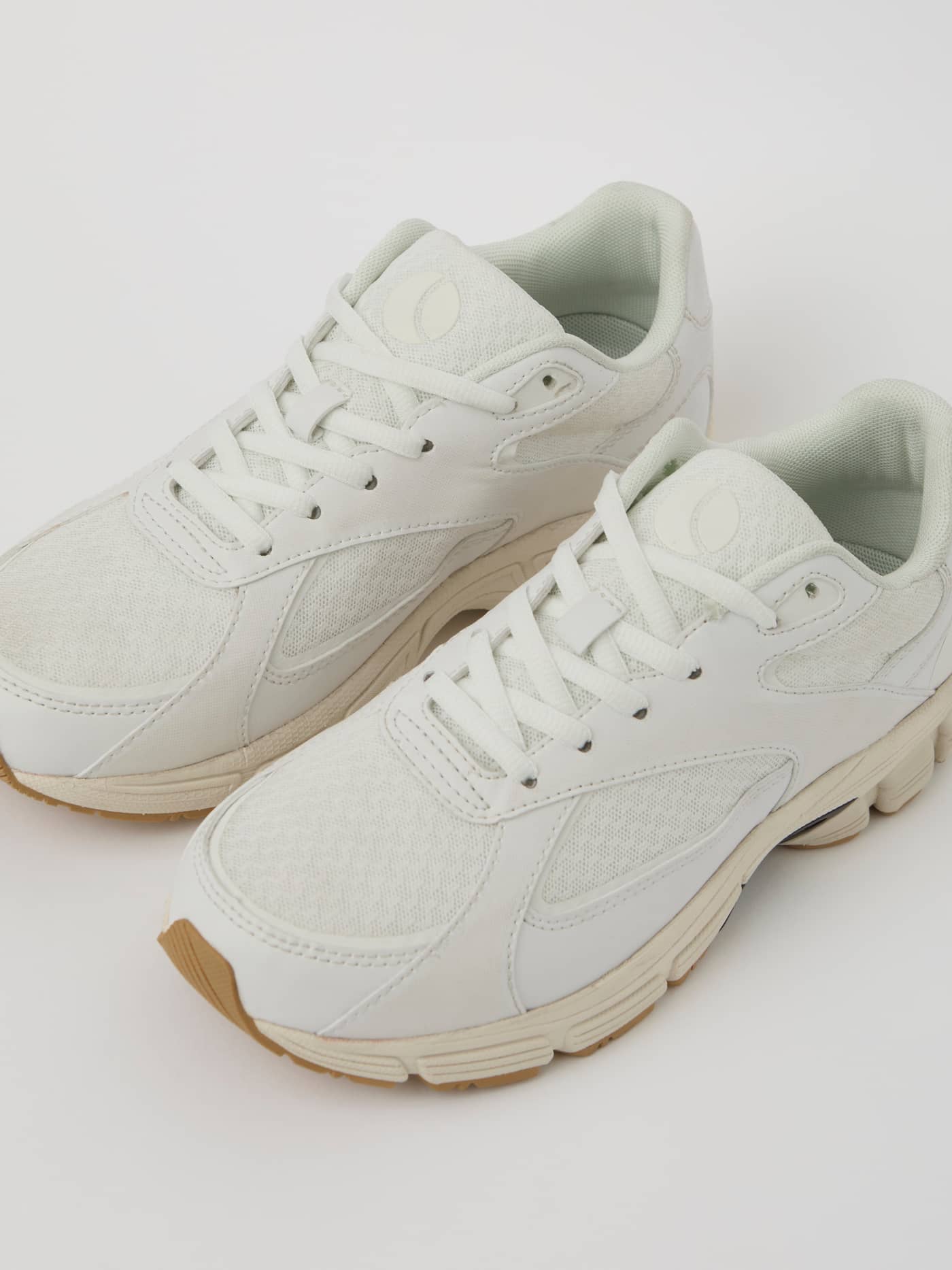 Women's Nova Sneakers i hvit med stilig passform og lett følelse for løping, vist fra en vinkel. - Image 2