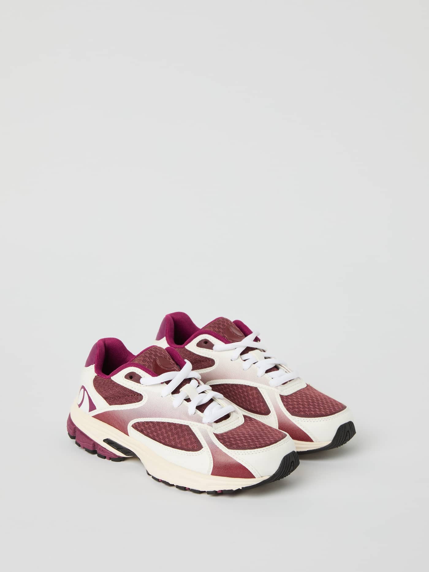 Women's Nova Sneakers en blanco y rojo con logo rojo, TPU duradero y estilo running moderno con un ajuste firme y cómodo. - Image 2