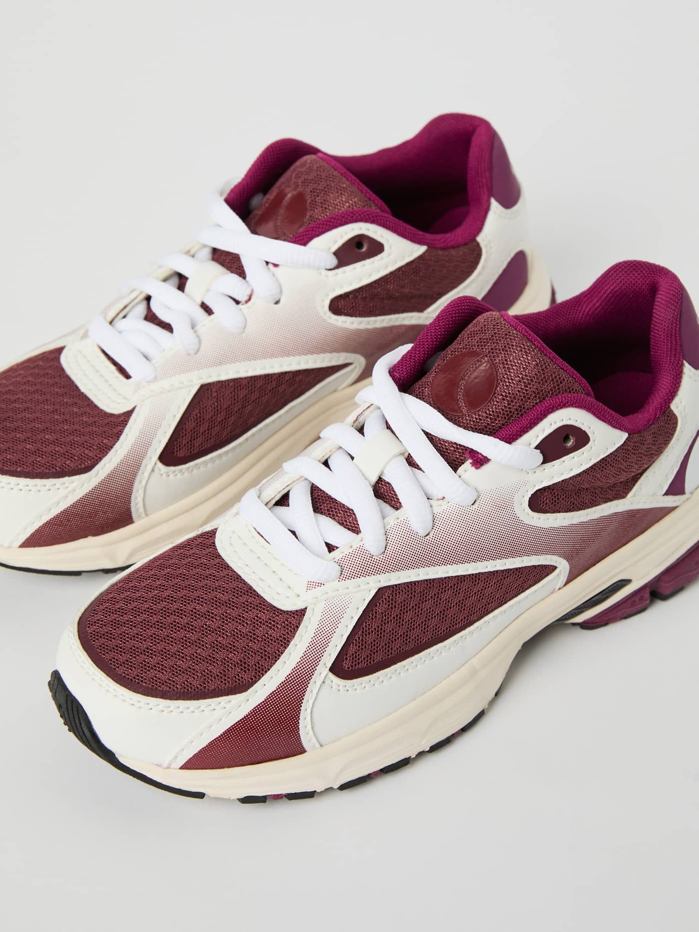 Women's Nova Sneakers en blanco, rojo y lila con ajuste ligero para running y un estilo moderno de ocio. - Image 3