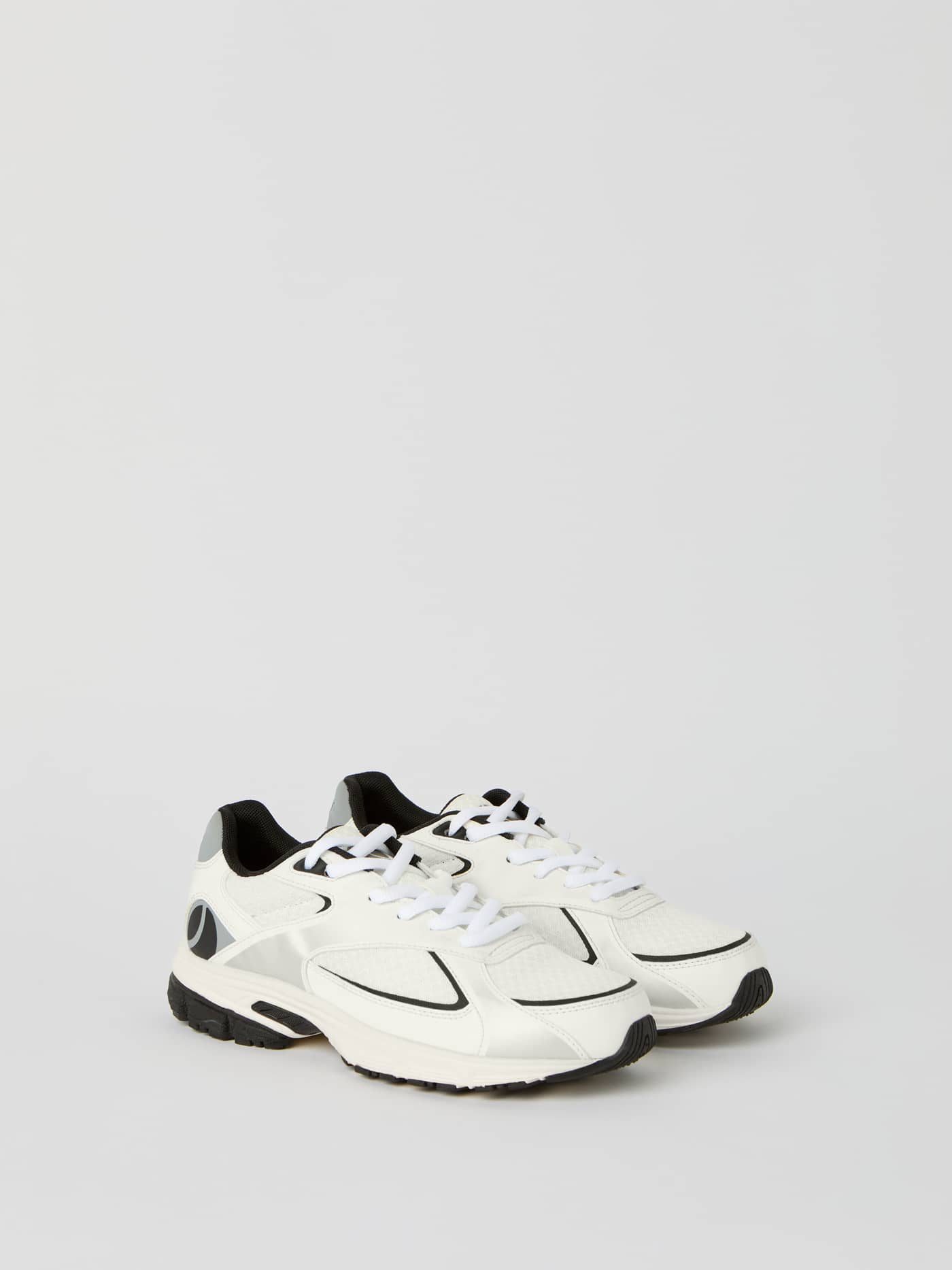 Women's Nova Sneakers i hvit med grå logo sett fra siden, med moderne stil og passform for løping. - Image 2