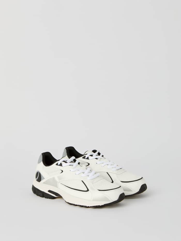 Women's Nova Sneakers in wit met grijs logo, moderne stijl en pasvorm voor hardlopen, schuin vooraanzicht. - Image 2